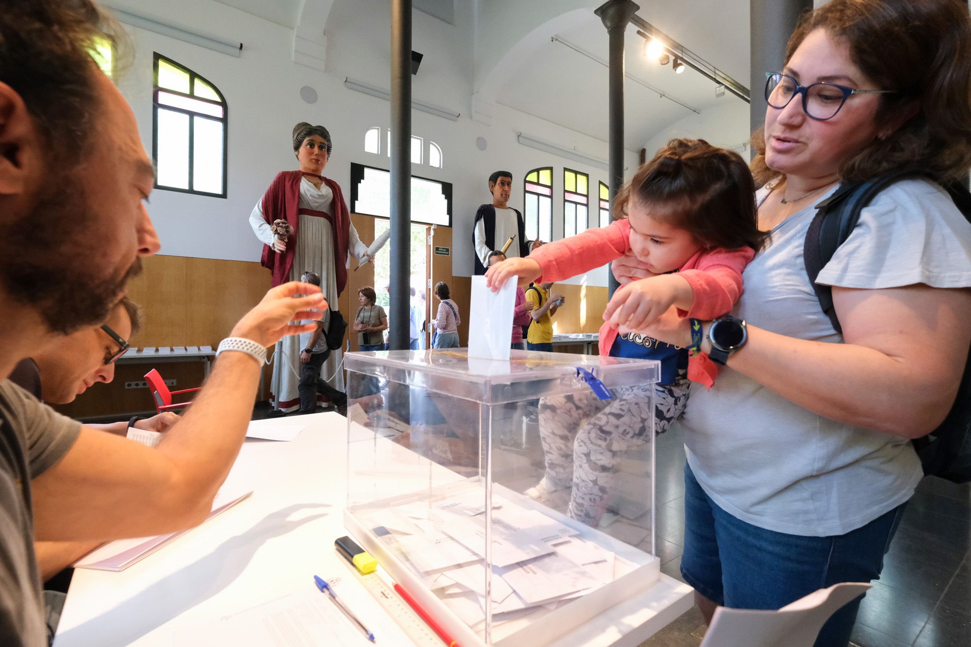 La participació cau gairebé un 6 a Mataró a les 14h