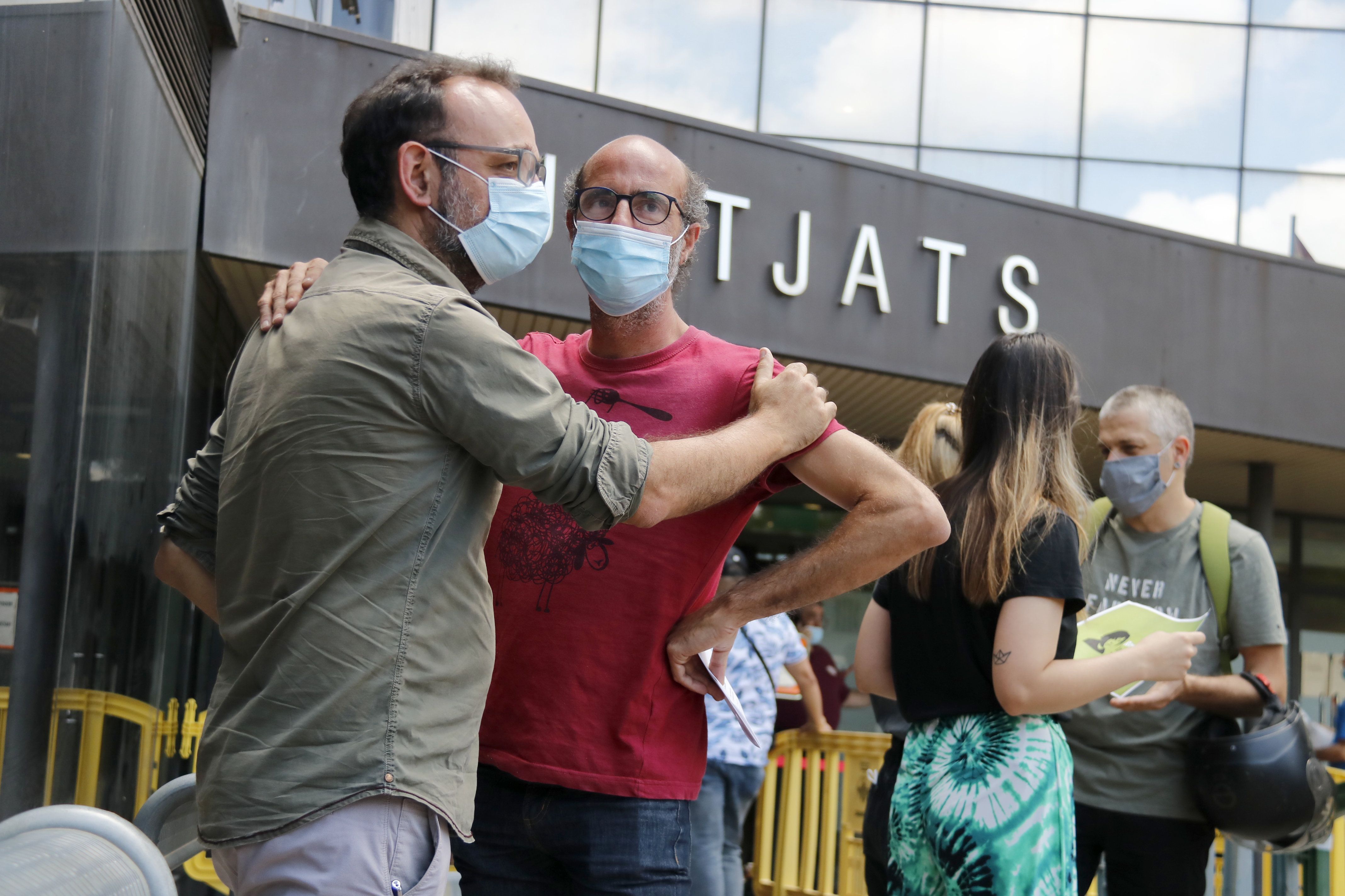 L'advocat Benet Salellas amb el germà de la víctima, Joan Jubany, en la demanda de reobertura del cas del crim(foto: ACN)