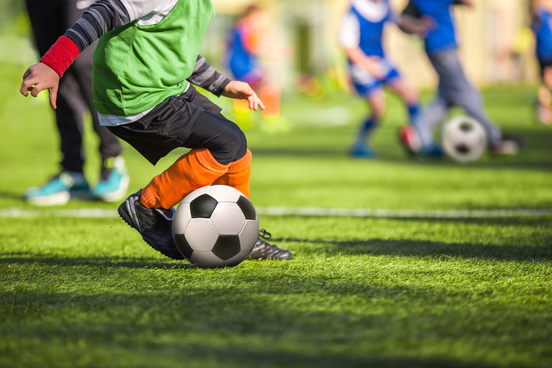 Imatge d'arxiu d'un entrenament en un campus de futbol infantil. 