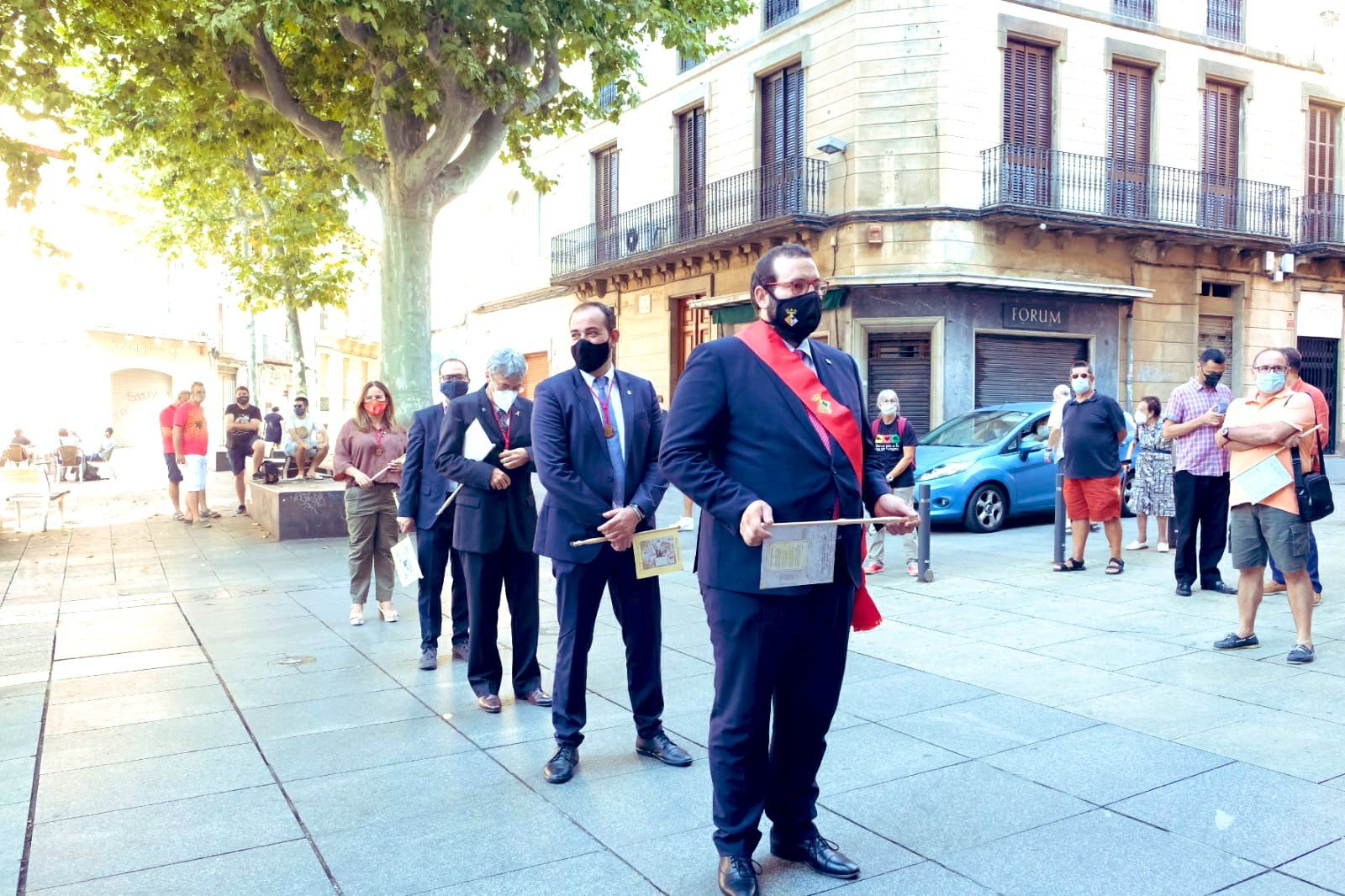 L'alcalde i les autoritats, a punt d'entrar a Santa Maria per a l'ofici de Les Santes del 27 de juliol. Foto: Ajuntament