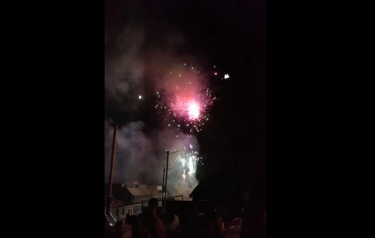 Captura de vídeo del castillo de fuegos lanzado desde el Ayuntamiento