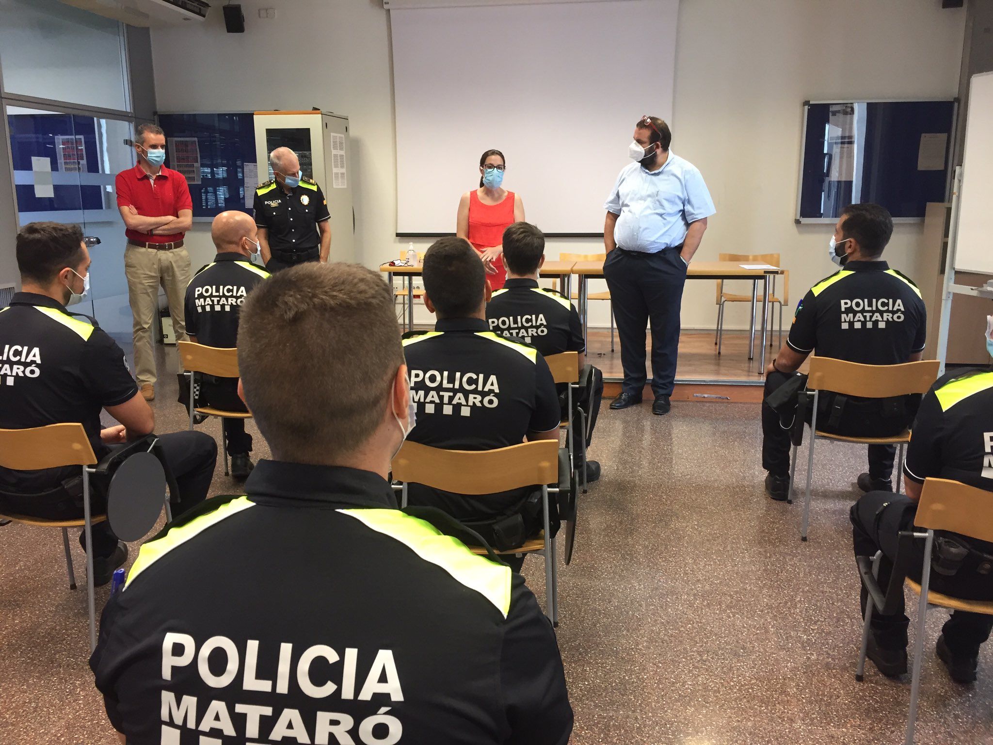 Bote i Villarreal, amb nous agents de la Policia Local. Foto: Ajuntament