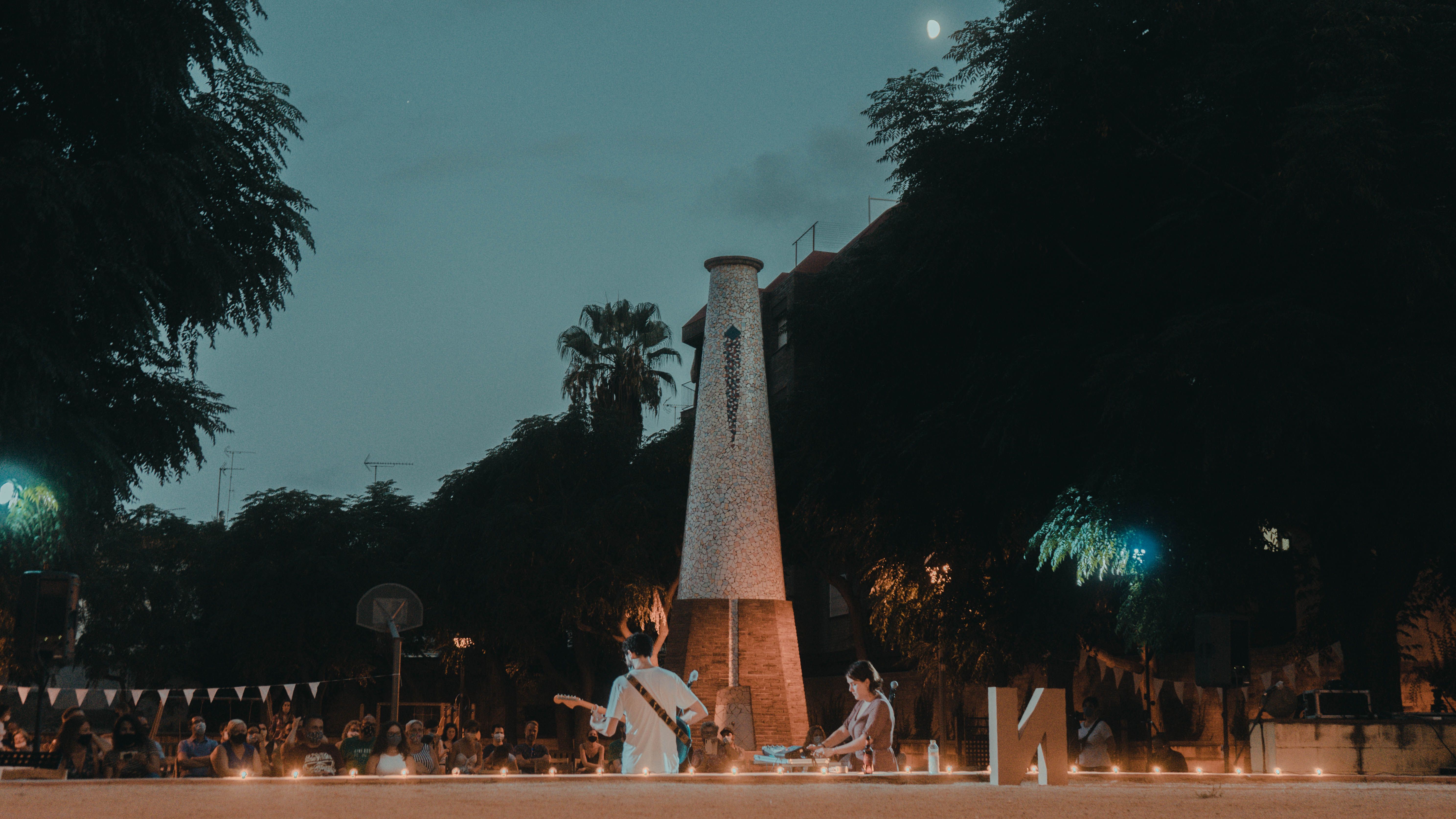 Buena foto, con la luna presente, del último concierto del Nosotros, con Cine Núria . Foto: @andrearigalos