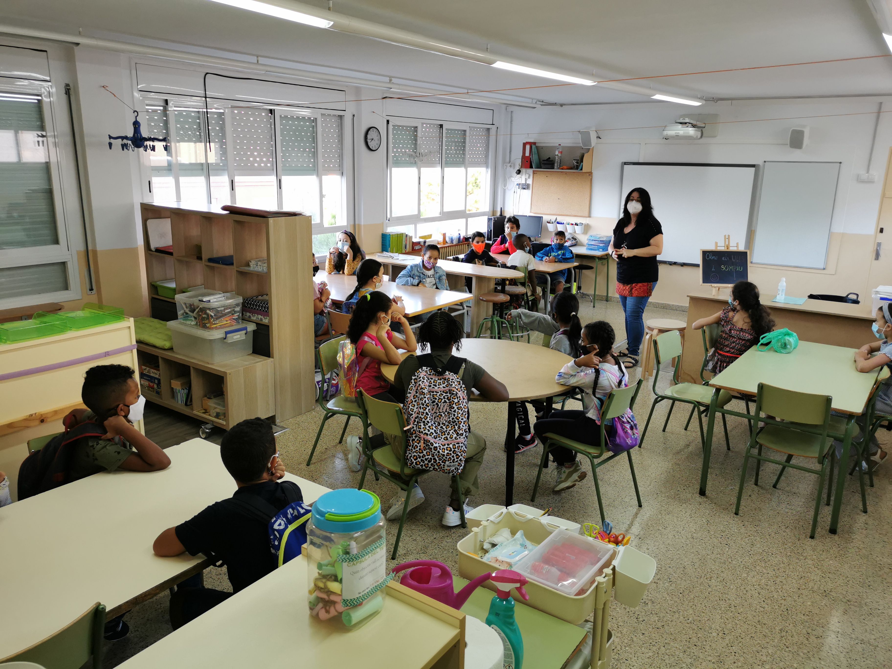 El personal educatiu d'escoles com Germanes Bertomeu de Mataró (a la foto) rebran la vacuna.