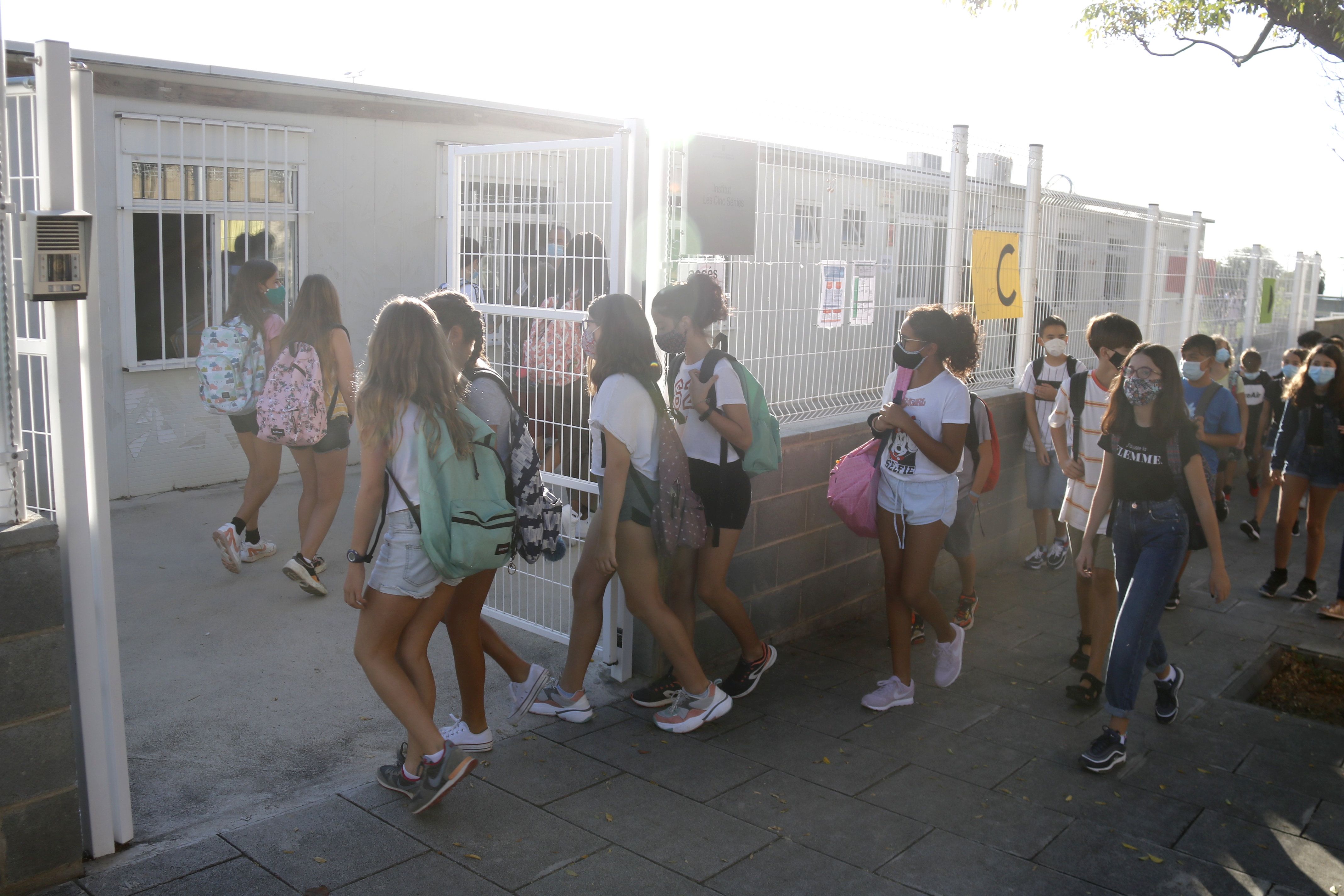 Entrada a l'institut Cinc Sènies de Mataró. Fotos: ACN