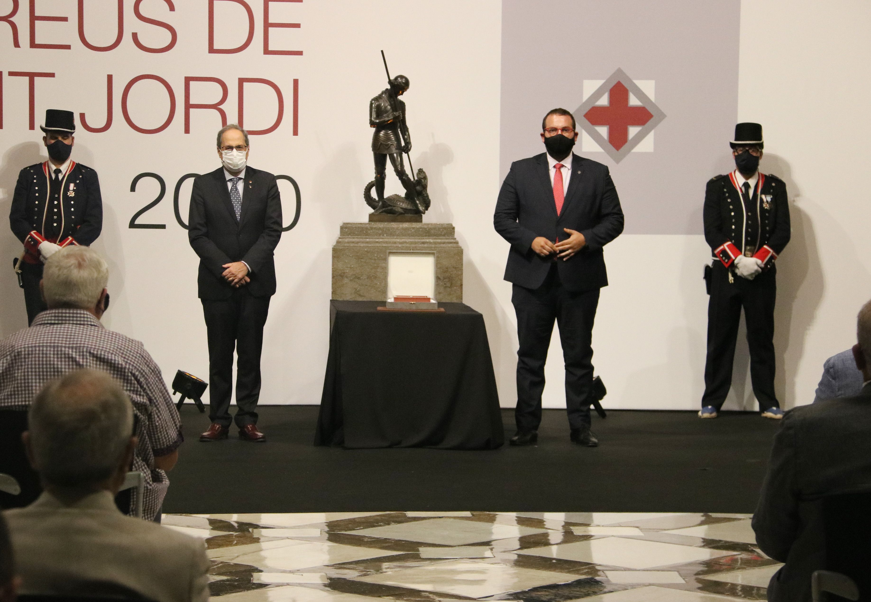 Quim Tuesta y David Boto,  lo entrega de la Cruz de Sant Jordi a la Fundación Hospital. Foto: ACN