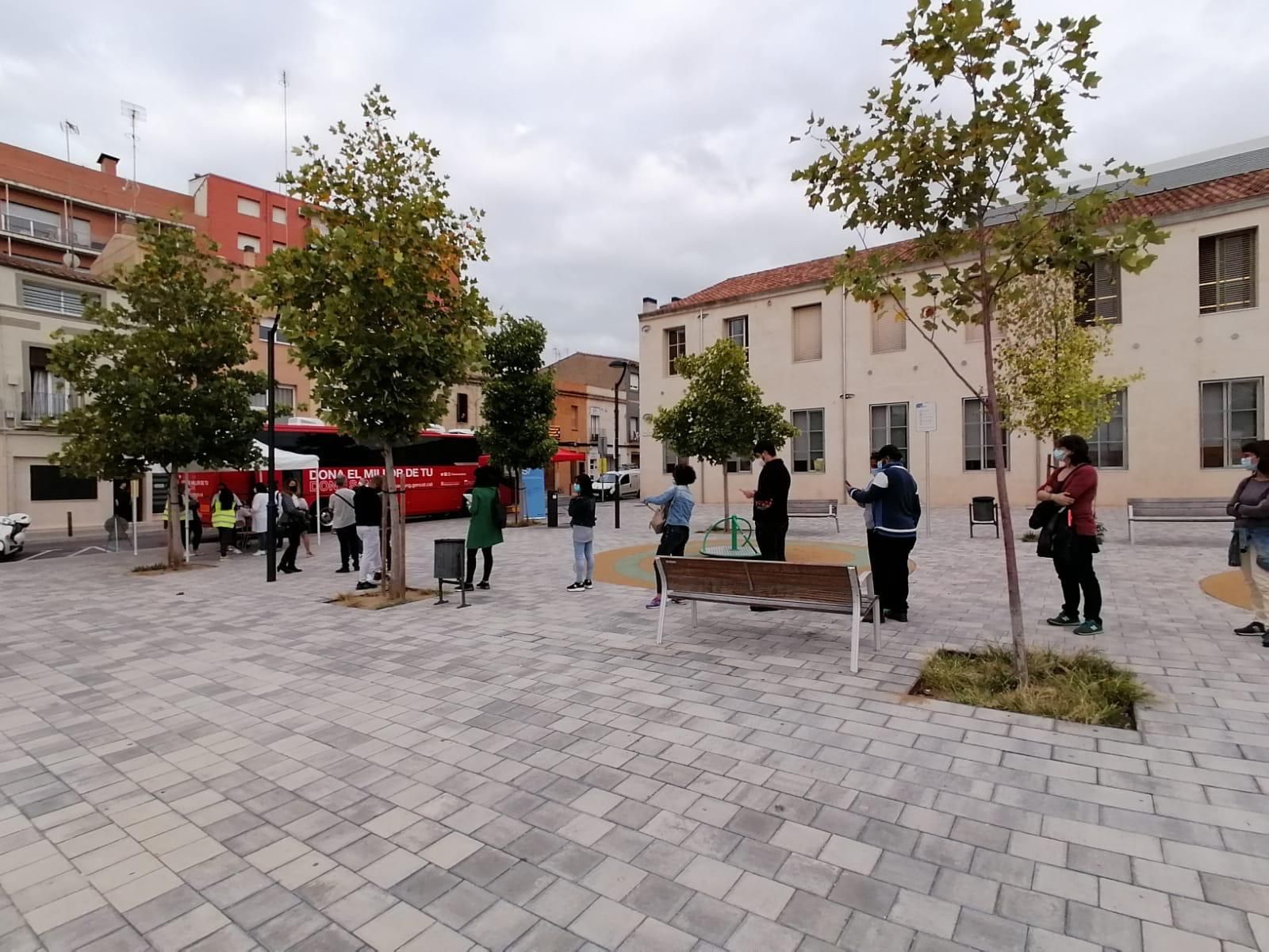 Familiars d'alumnes fent cua per als tests PCR a l'Angeleta Ferrer. Foto: Ajuntament