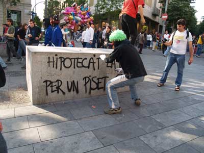 Uno de los manifestantes haciendo una pintada a la plaza Santa Anna.