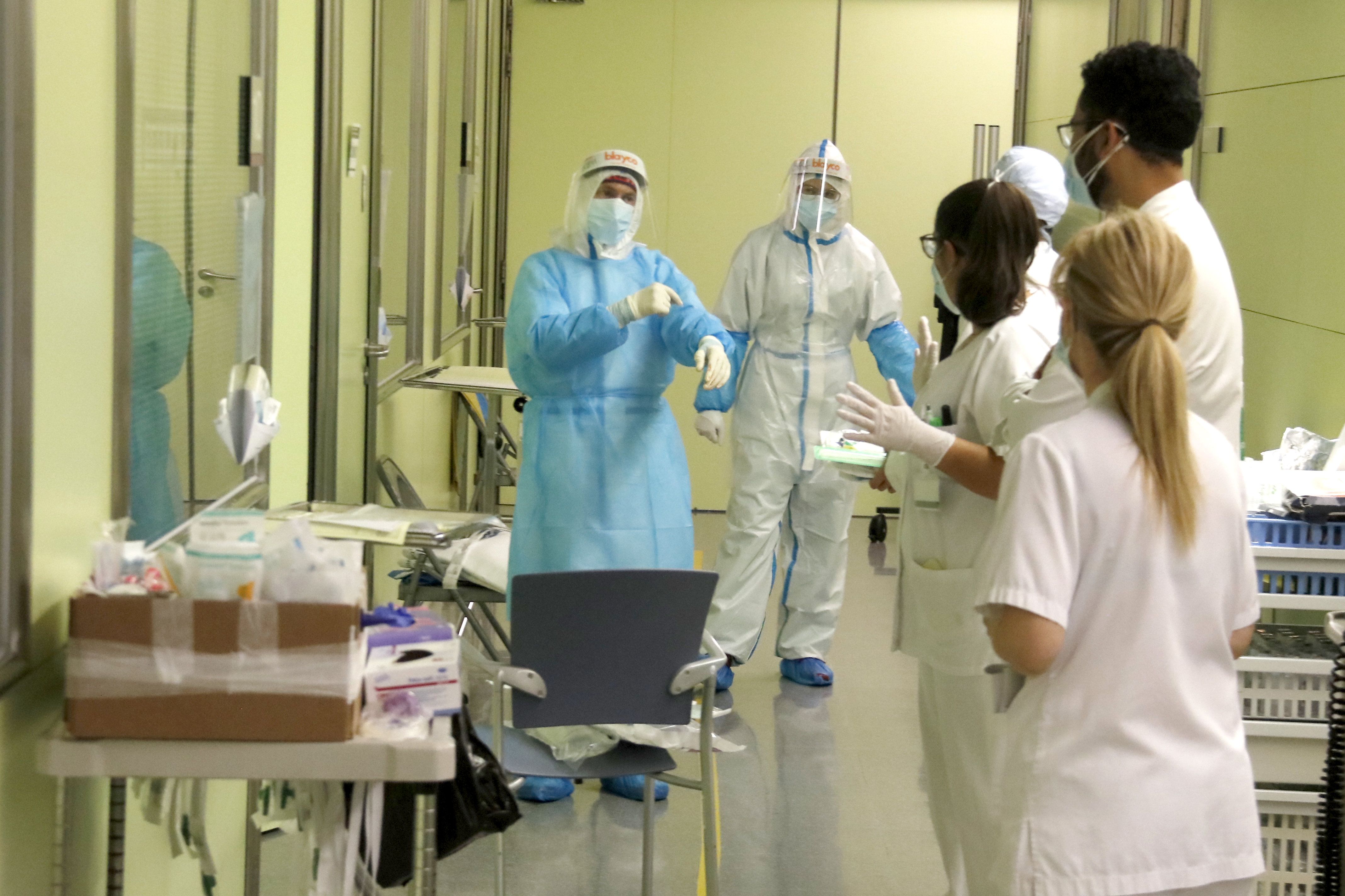 Enfermeras a la UCI B del Hospital de Mataró. Foto: Jordi Pujolar