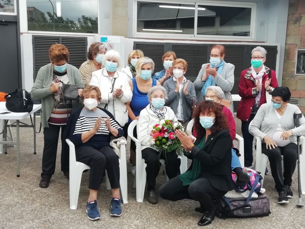 Homenatge a Maria Brun, nonagenària de la piscina municipal