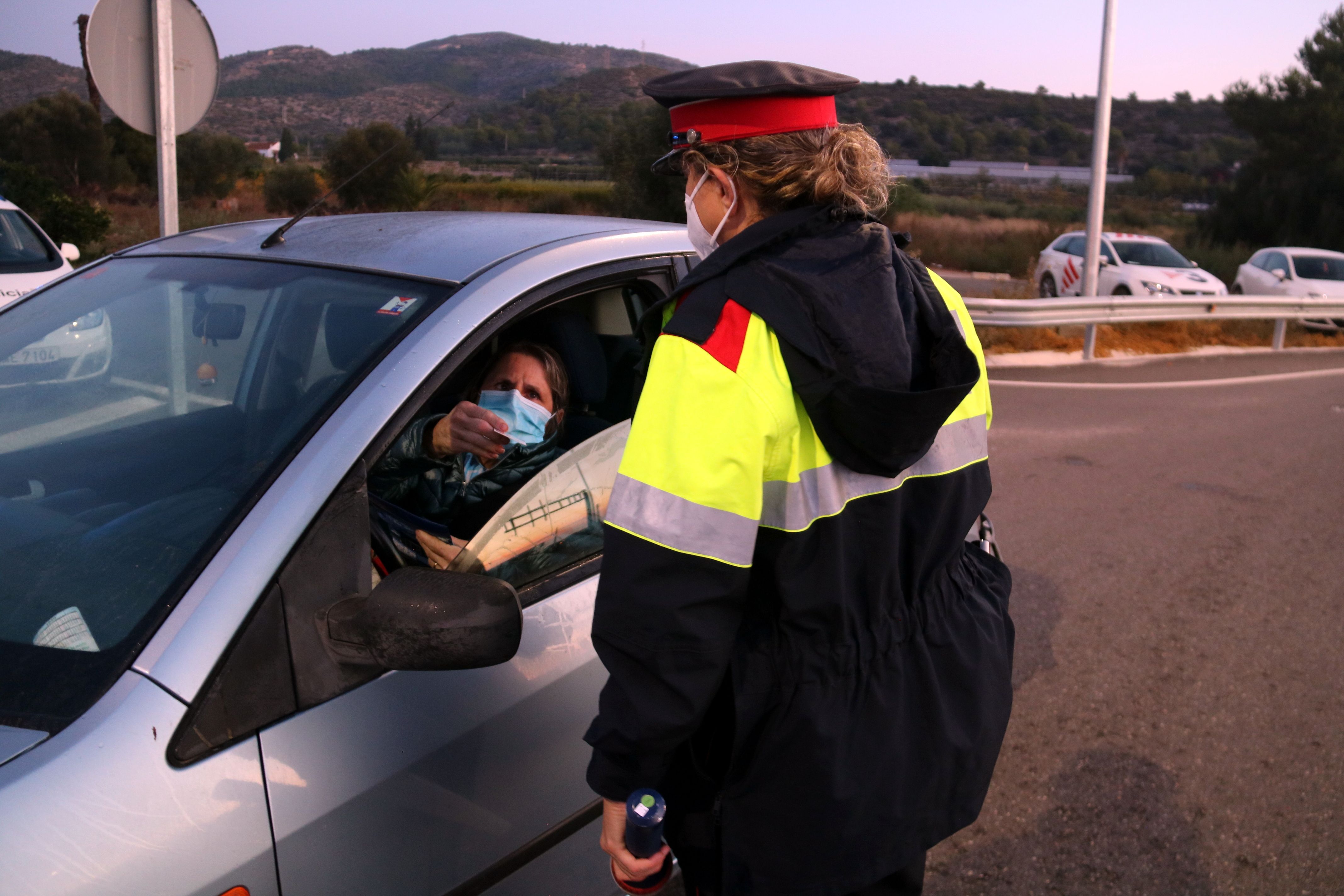 Mossos d'Esquadra controlant la mobilitat i el confinament perimetral, durant l'Estat d'Alarma. Foto: ACN