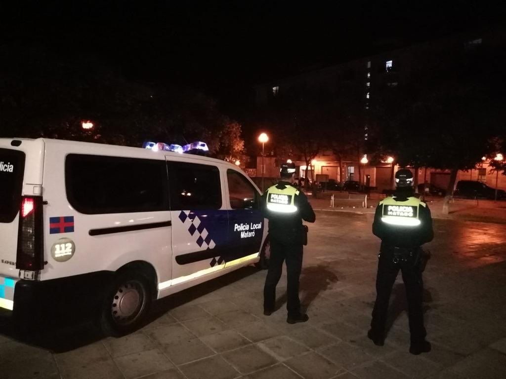 Control de la Policía Local de Mataró durante la verbena de Todo Sants para hacer cumplir las normas anti-covid. Foto: Ayuntamiento