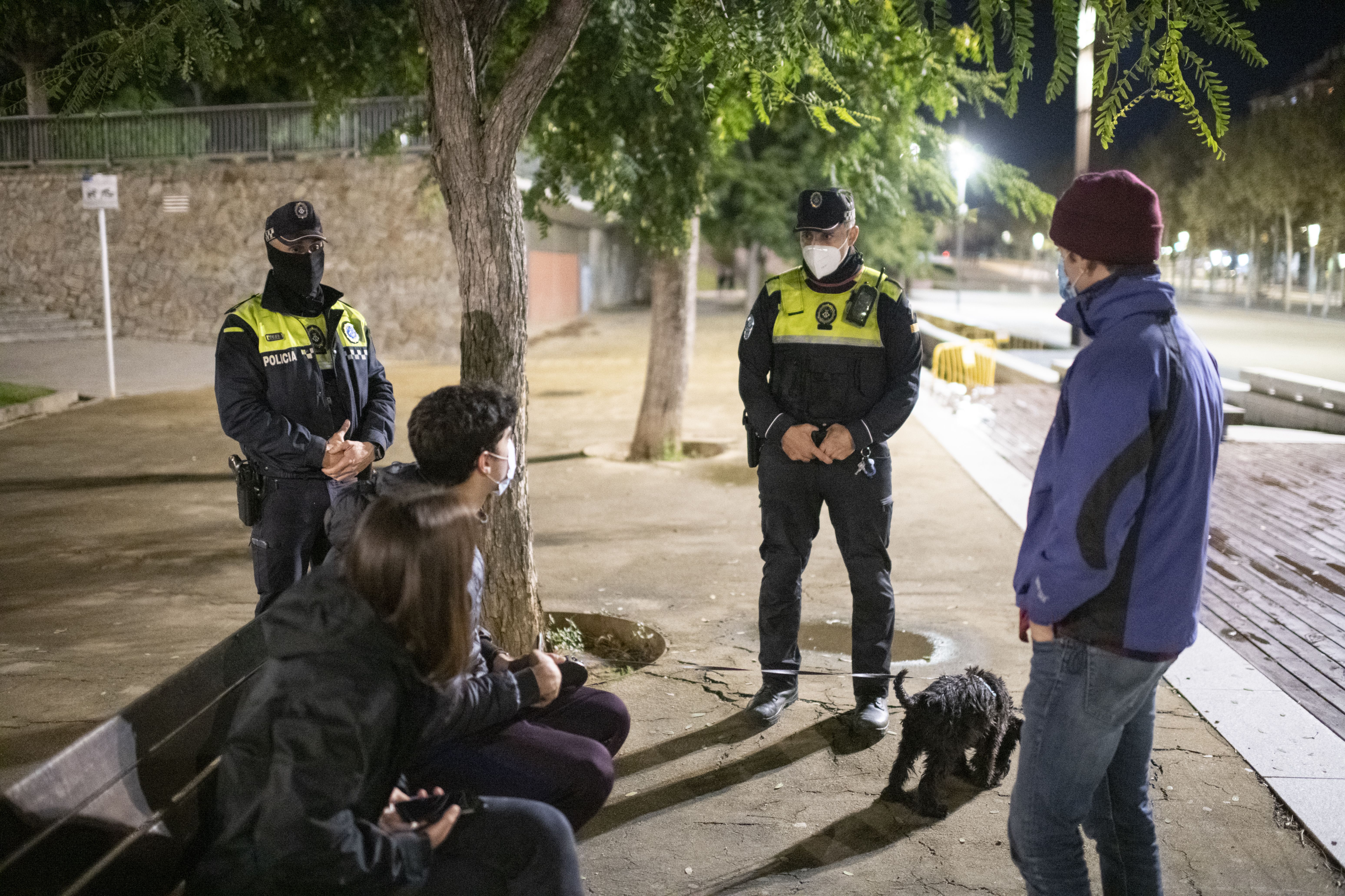 Policies vetllant pel compliment del toc de queda a Mataró. Foto: R. G.