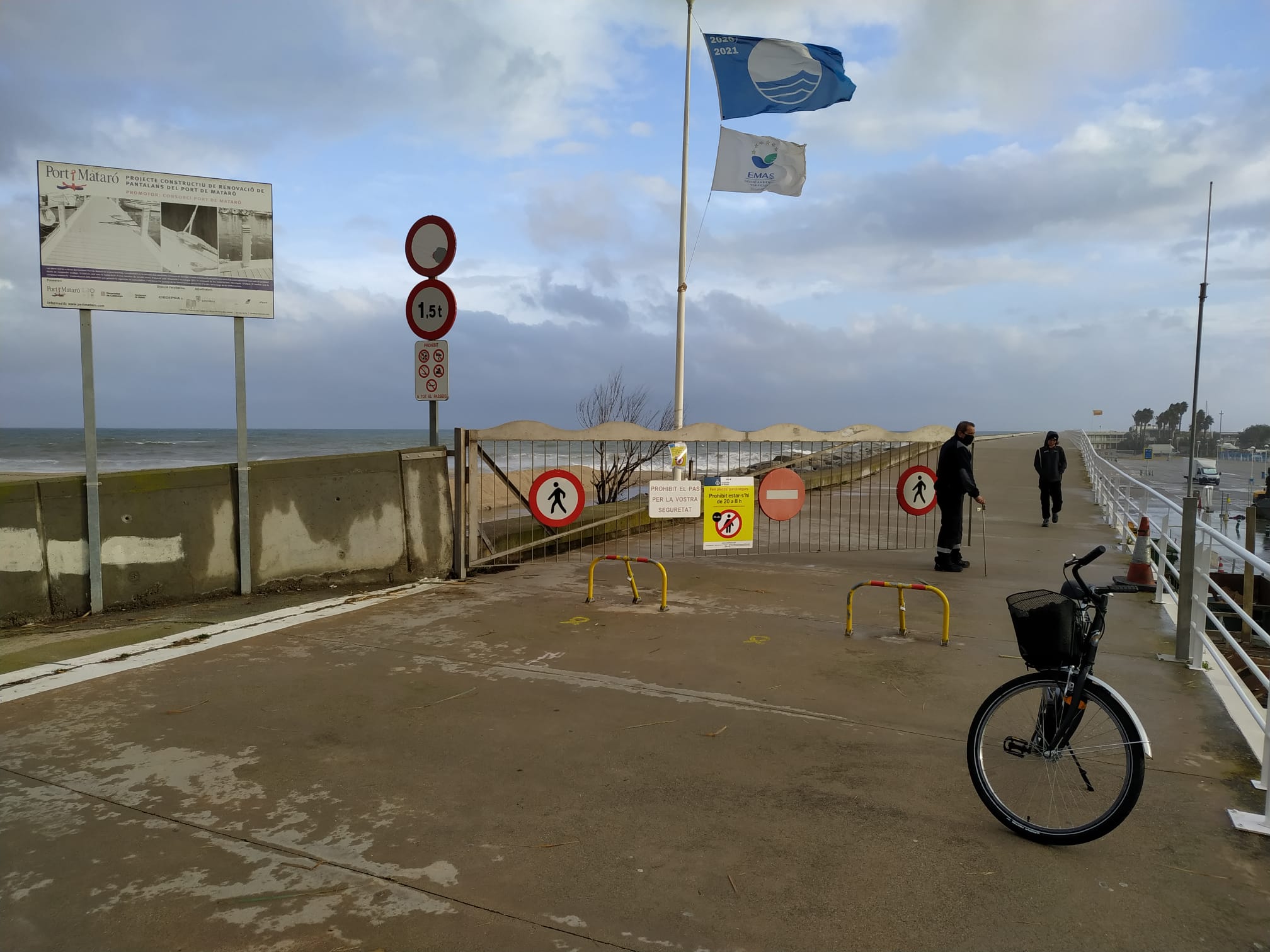 Imatge d'arxiu del braç del port tancat en un temporal anterior.