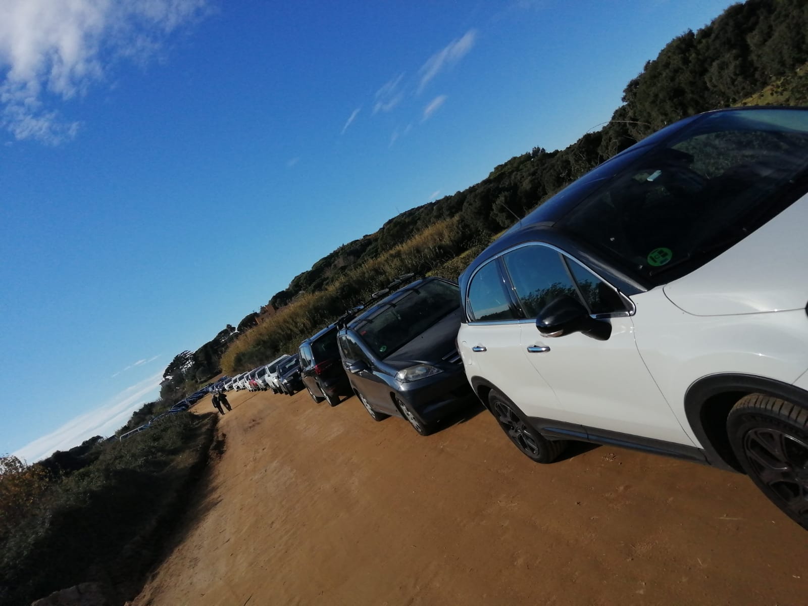 Decenas de coches a Can Bruguera, el pasado domingo. Uno de los entornos naturales de Mataró que se ha masificado.