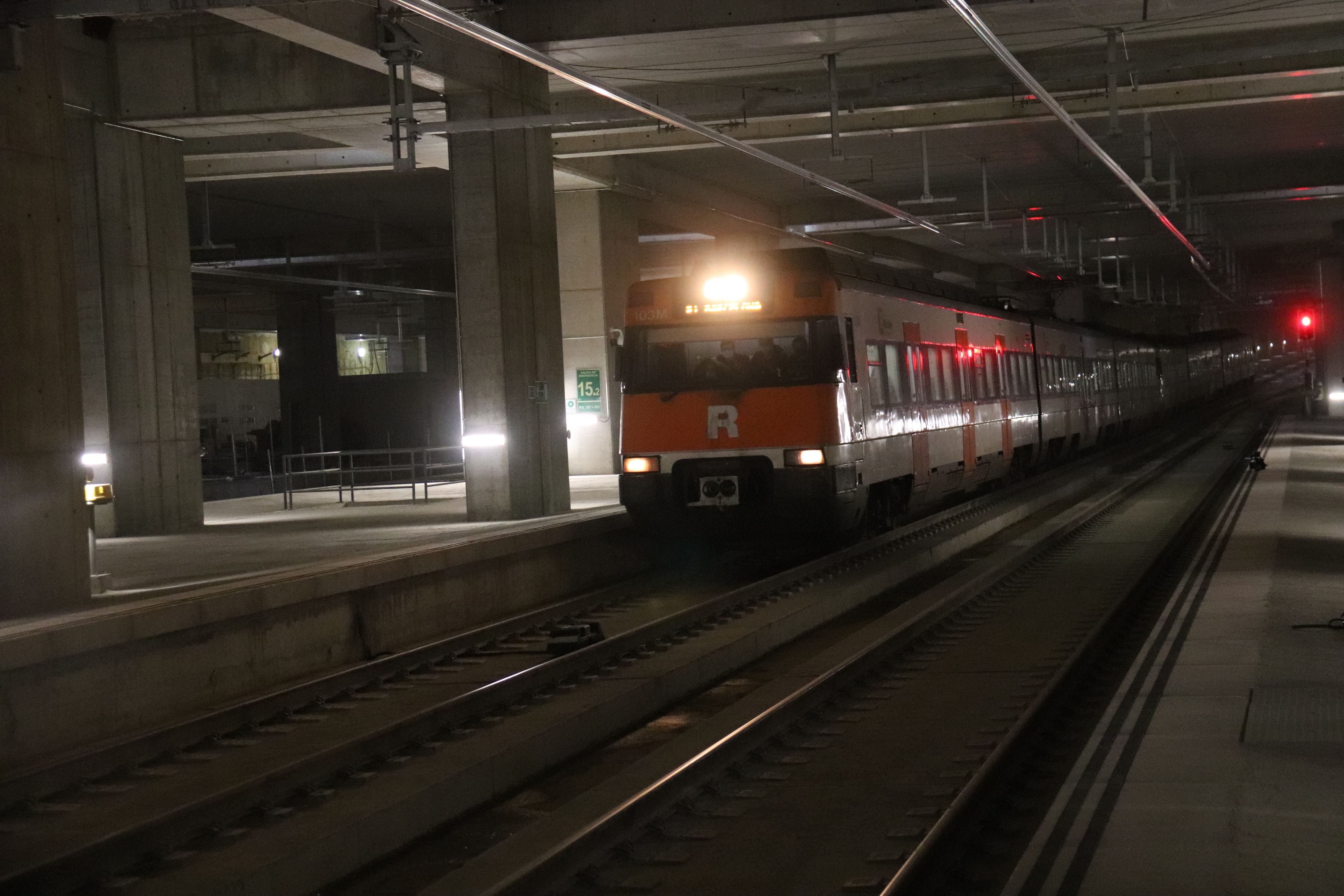 El primero de los trenes de la R1 con pasajeros pasando por el interior de la Sagrera. Foto: ACN