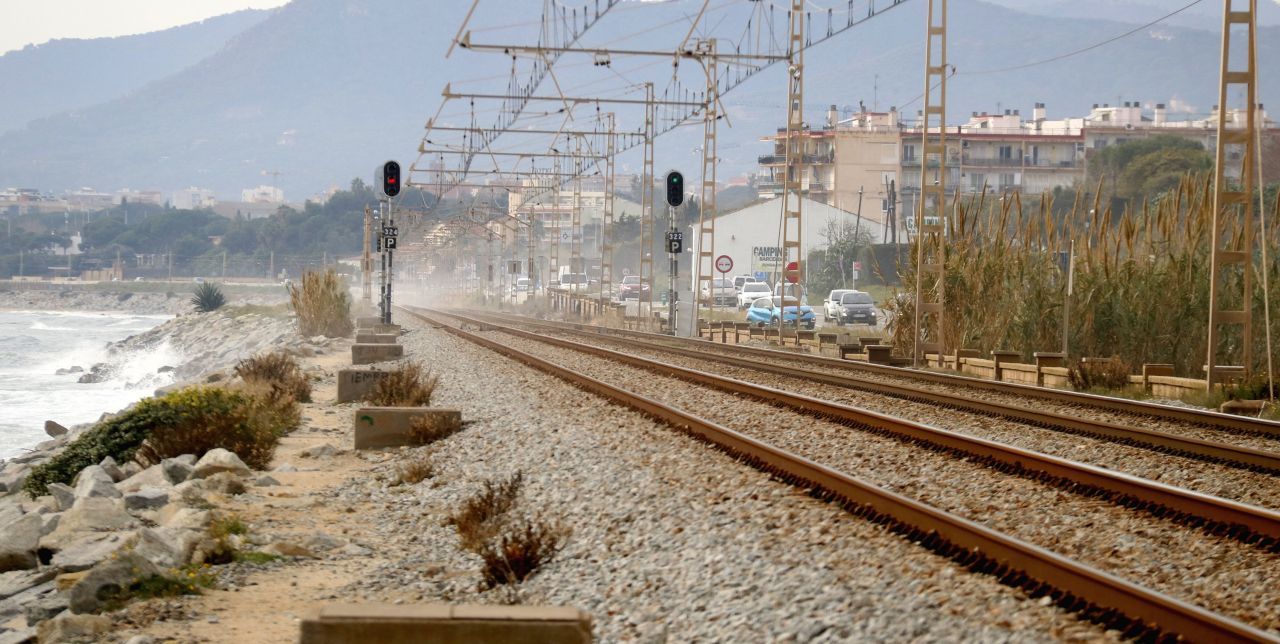 Las vías del tren a su paso por Llavaneres, donde se paró el convoy