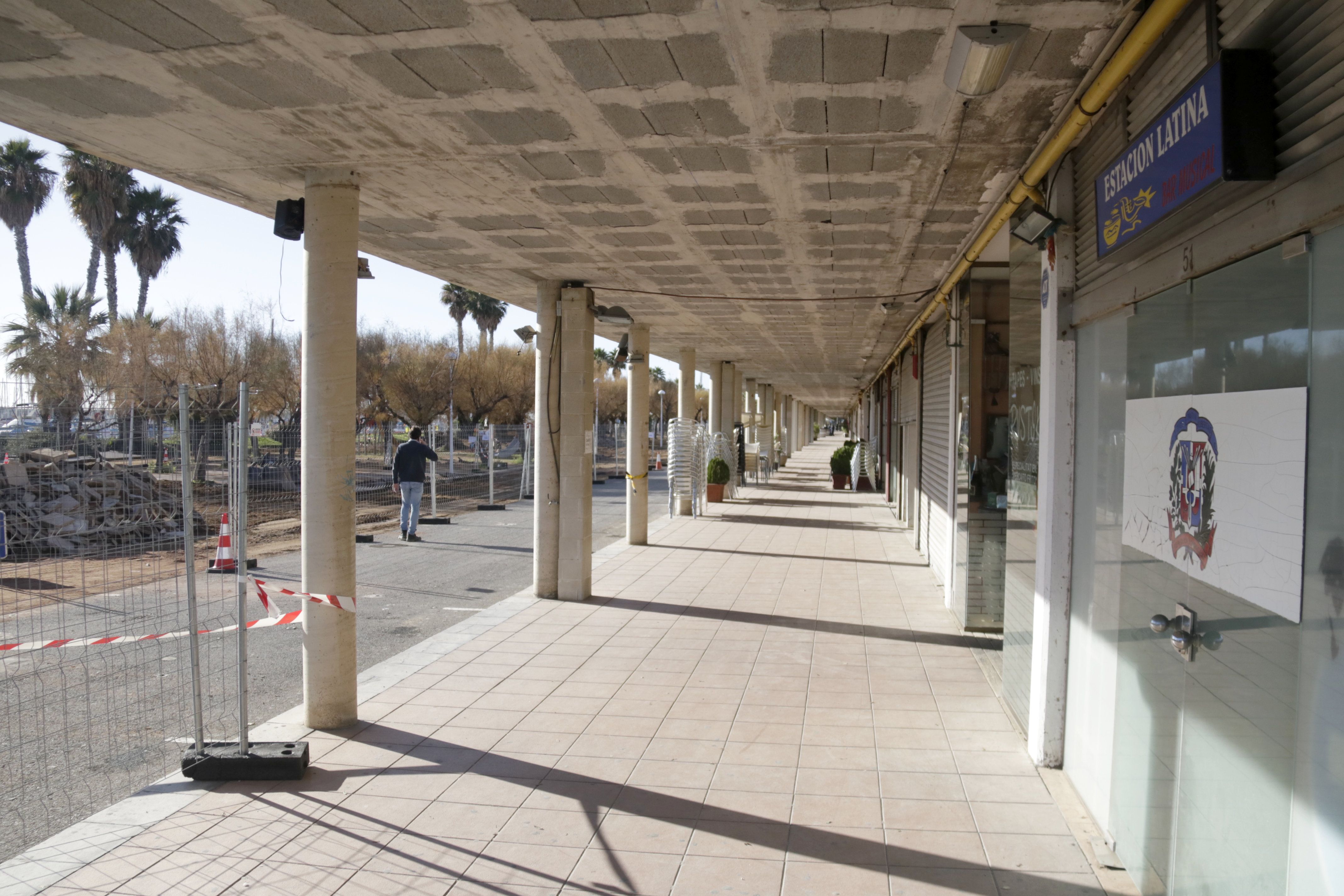 El passadís comercial del Port de Mataró, amb molts locals buits. Foto: ACN