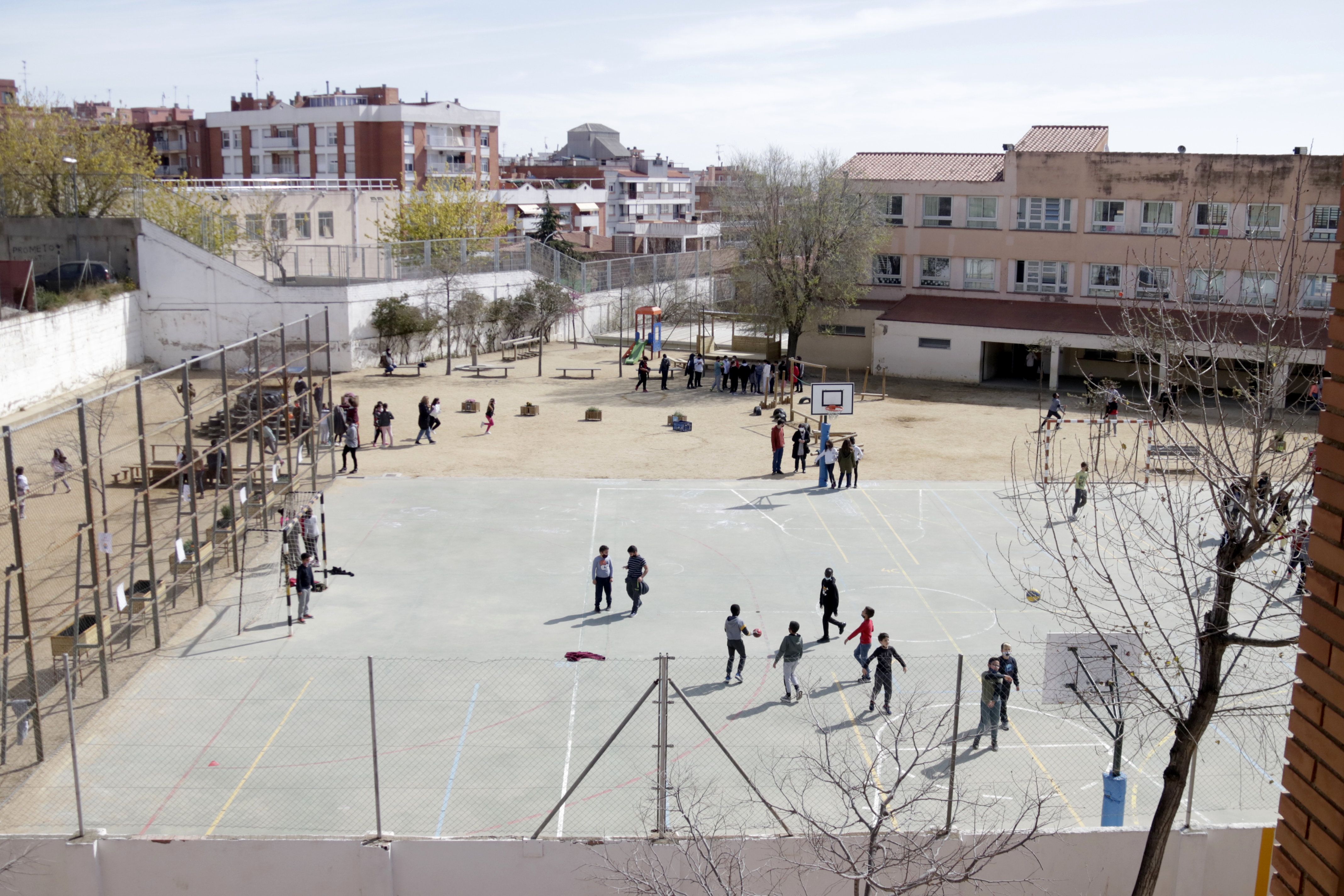 Las familias del Mar Mediterránea aseguran que "nos están robando el derecho a la educación"