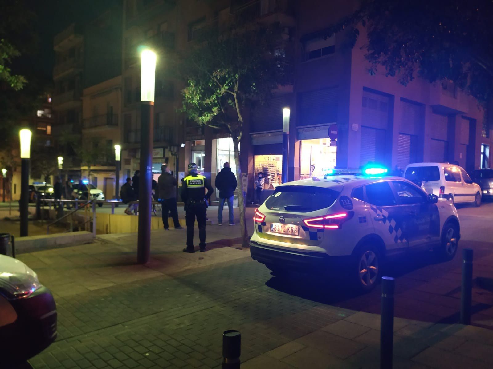 Control policial en la plaza de Rocafonda. Foto: Ayuntamiento de Mataró