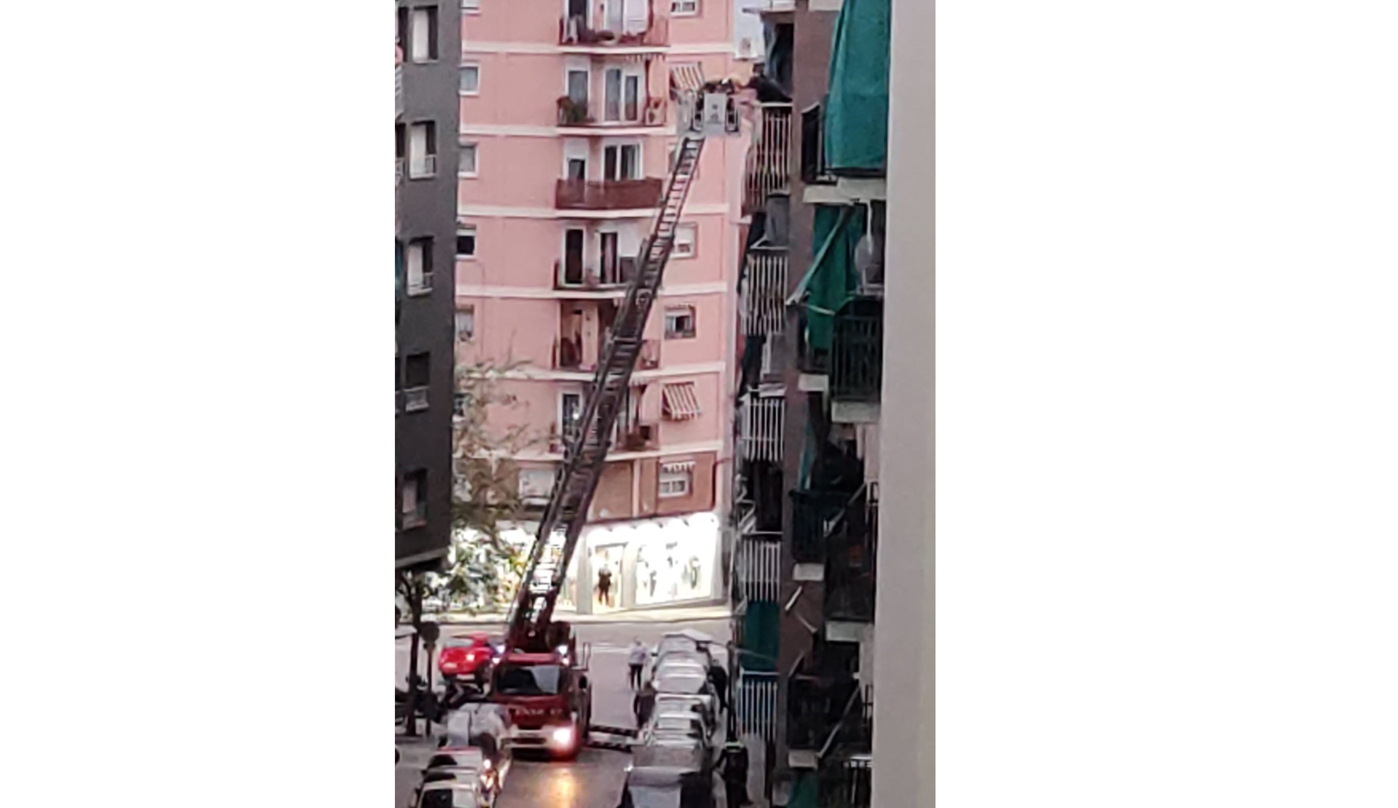 Intervención de los bomberos al piso ocupado en la calle Poeta Punsola. Foto: Cedida