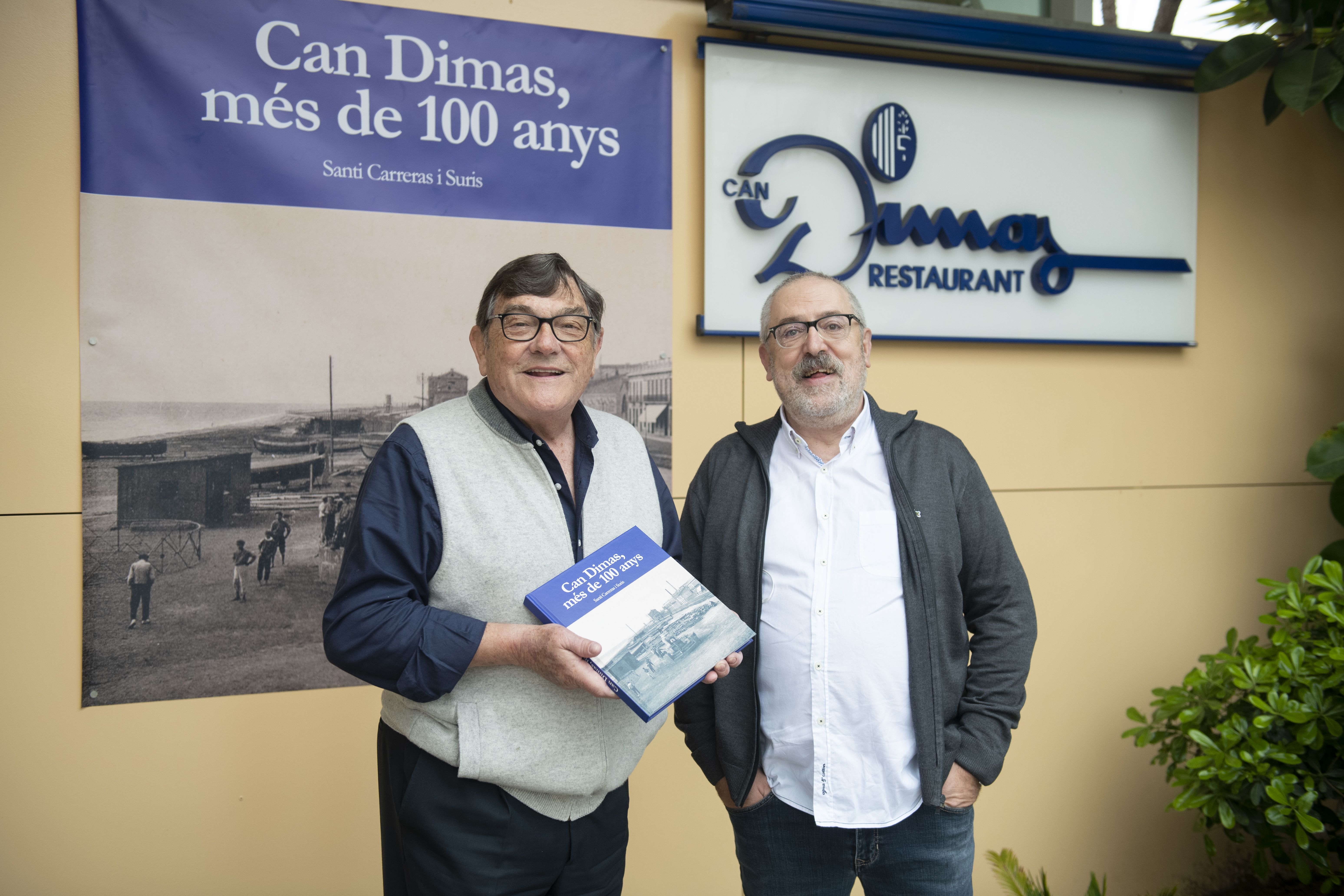 Jordi Morist i Santi Carreras, a Can Dimas amb el llibre. Foto: R. Gallofré