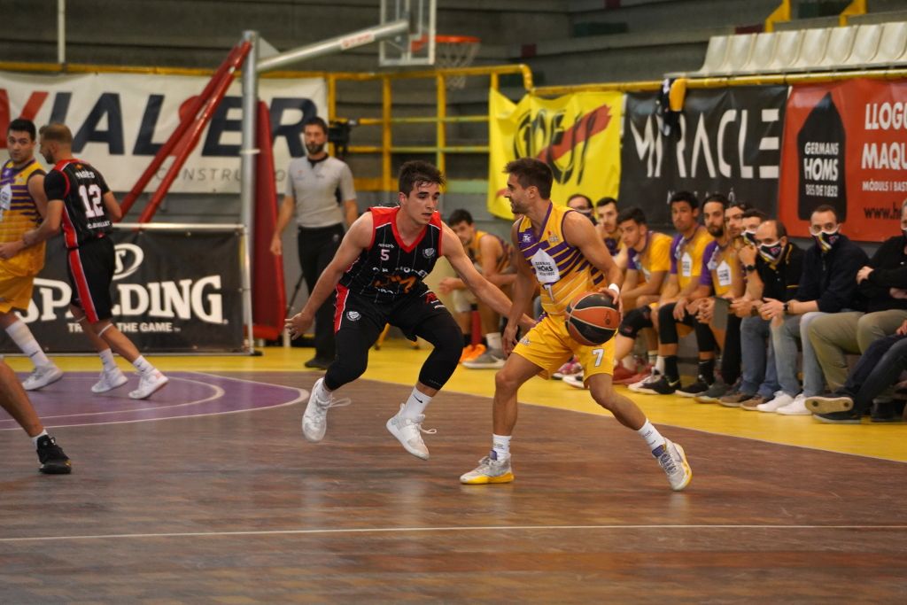 Sergi Ventura dirige un ataque de su equipo contra el Mollet. Foto, FCBQ.