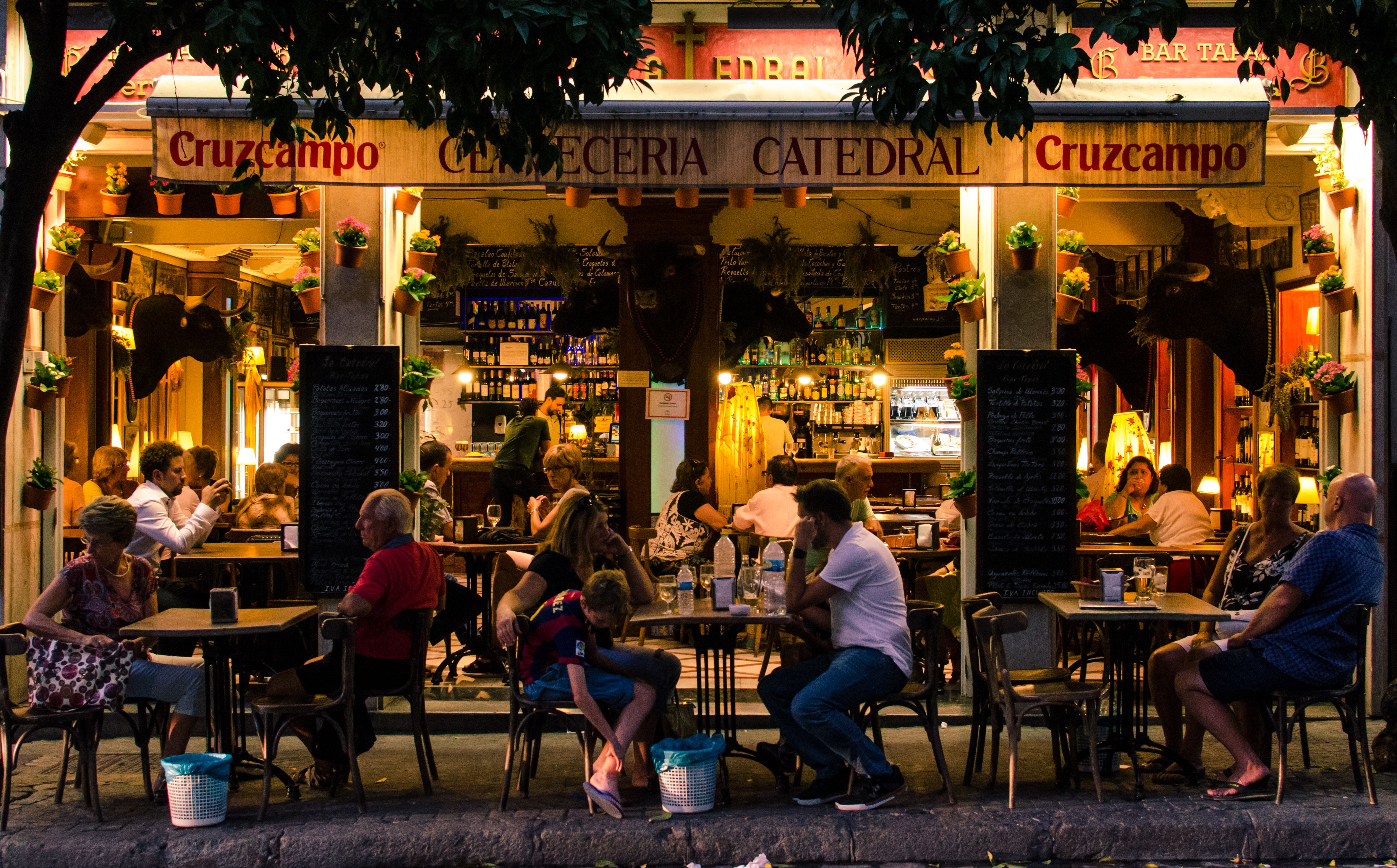 Els bars podran obrir de nit, però les trobades poden ser de màxim 6 persones