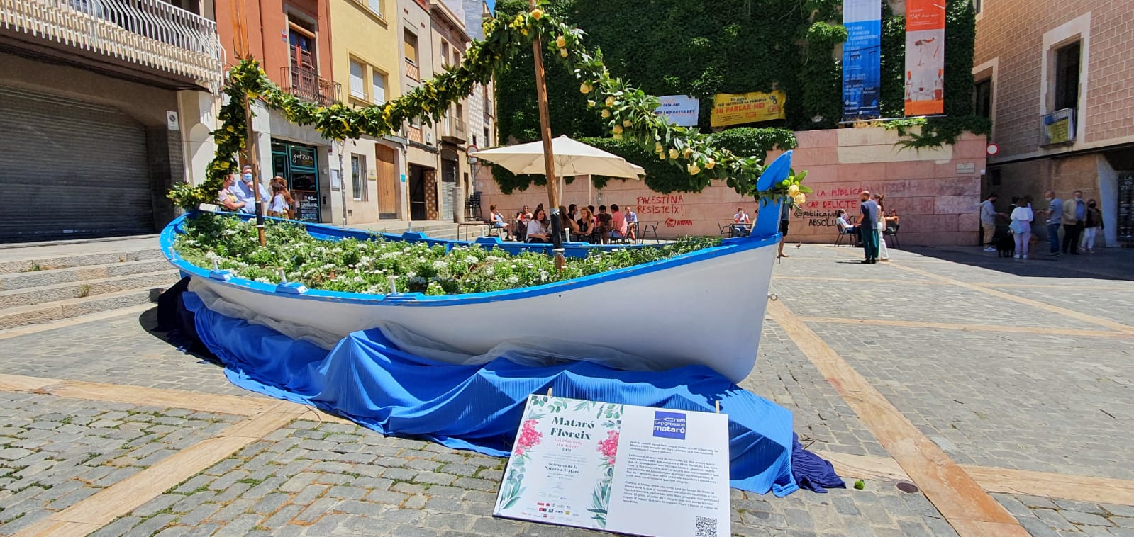 Barca florecida en la plaza del Ayuntamiento. Foto: Ayuntamiento de Mataró