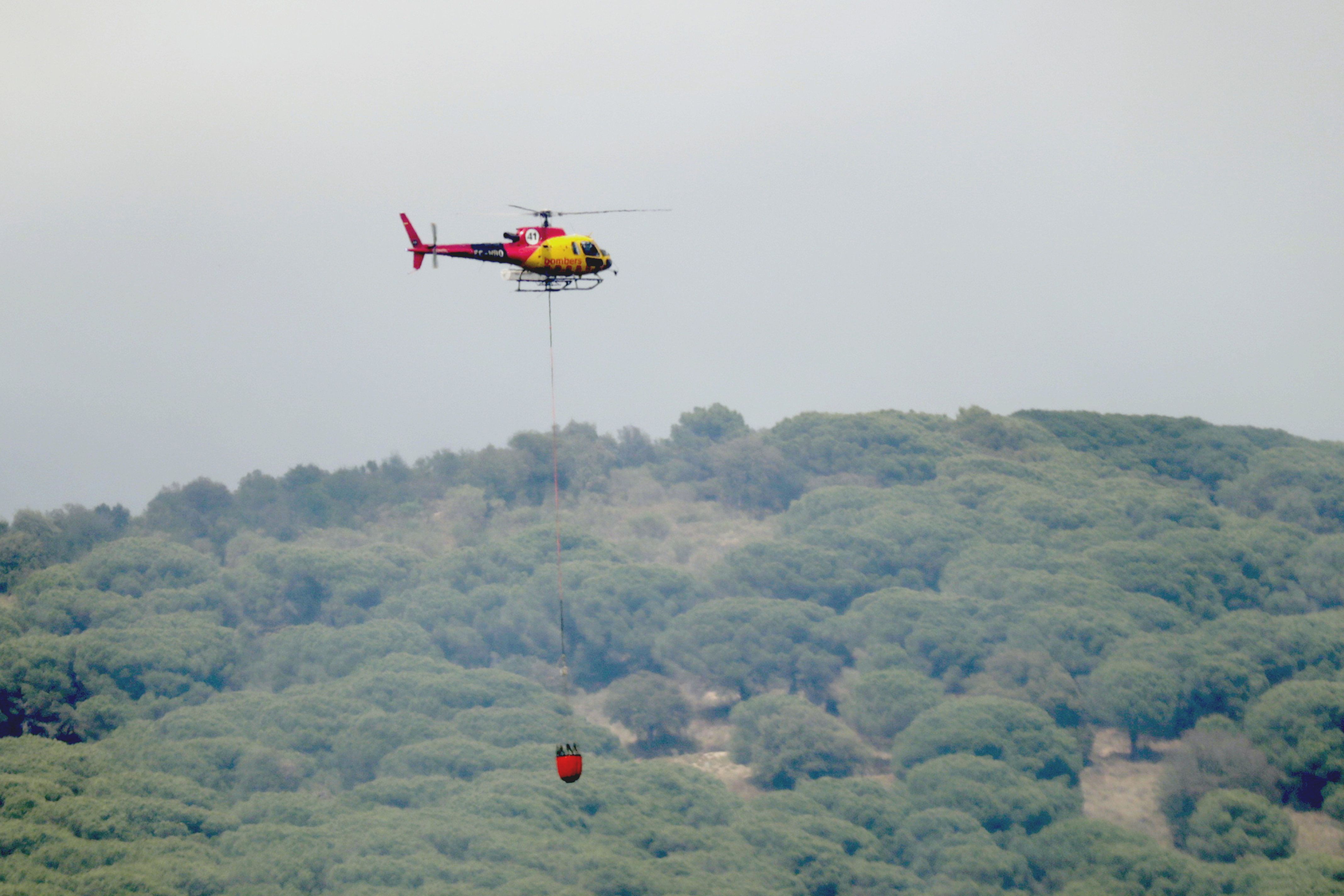 Un helicóptero trabajando en el incendio de Argentona, ya controlado. Foto: ACN