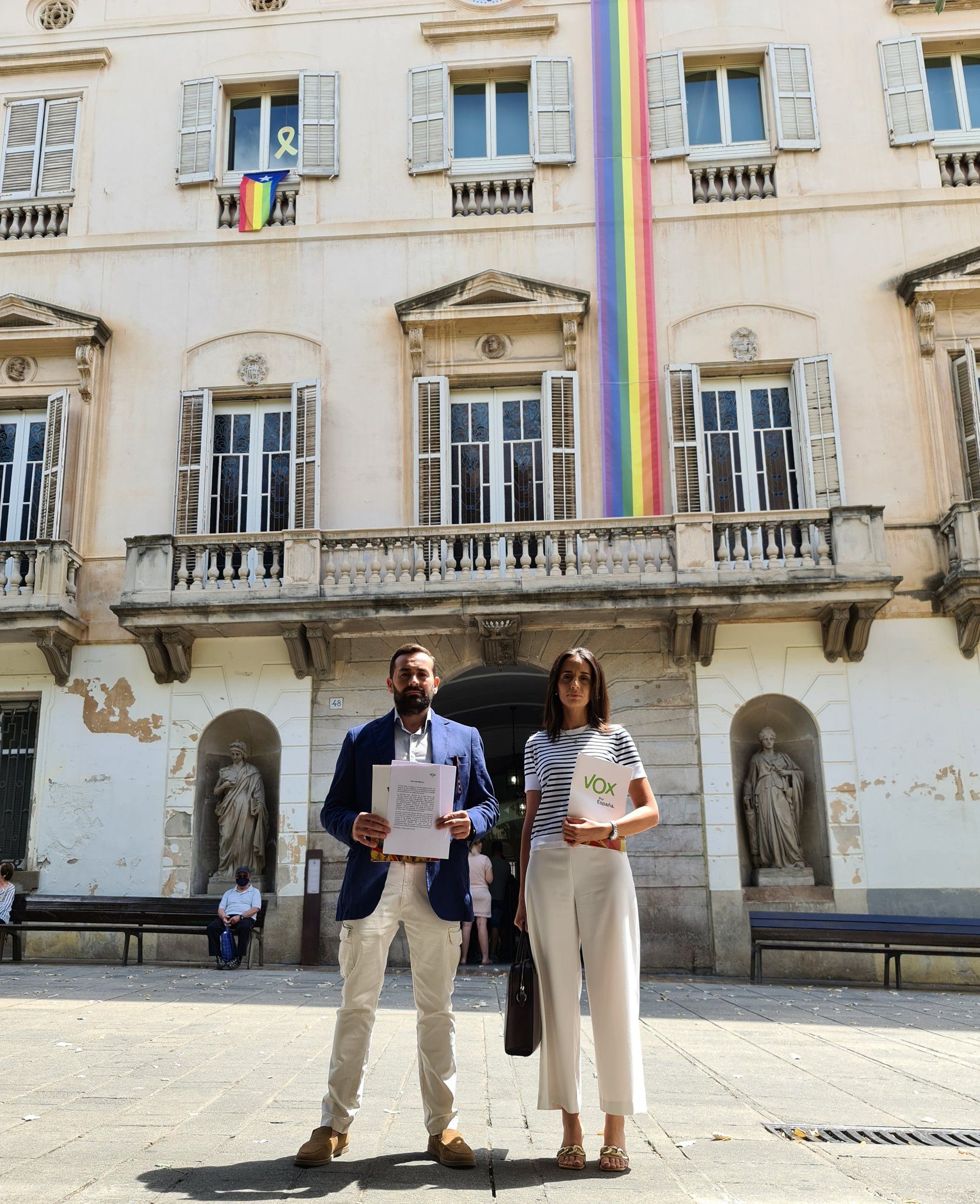 Vox quiere descolgar la bandera LGTBI del Ayuntamiento de Mataró