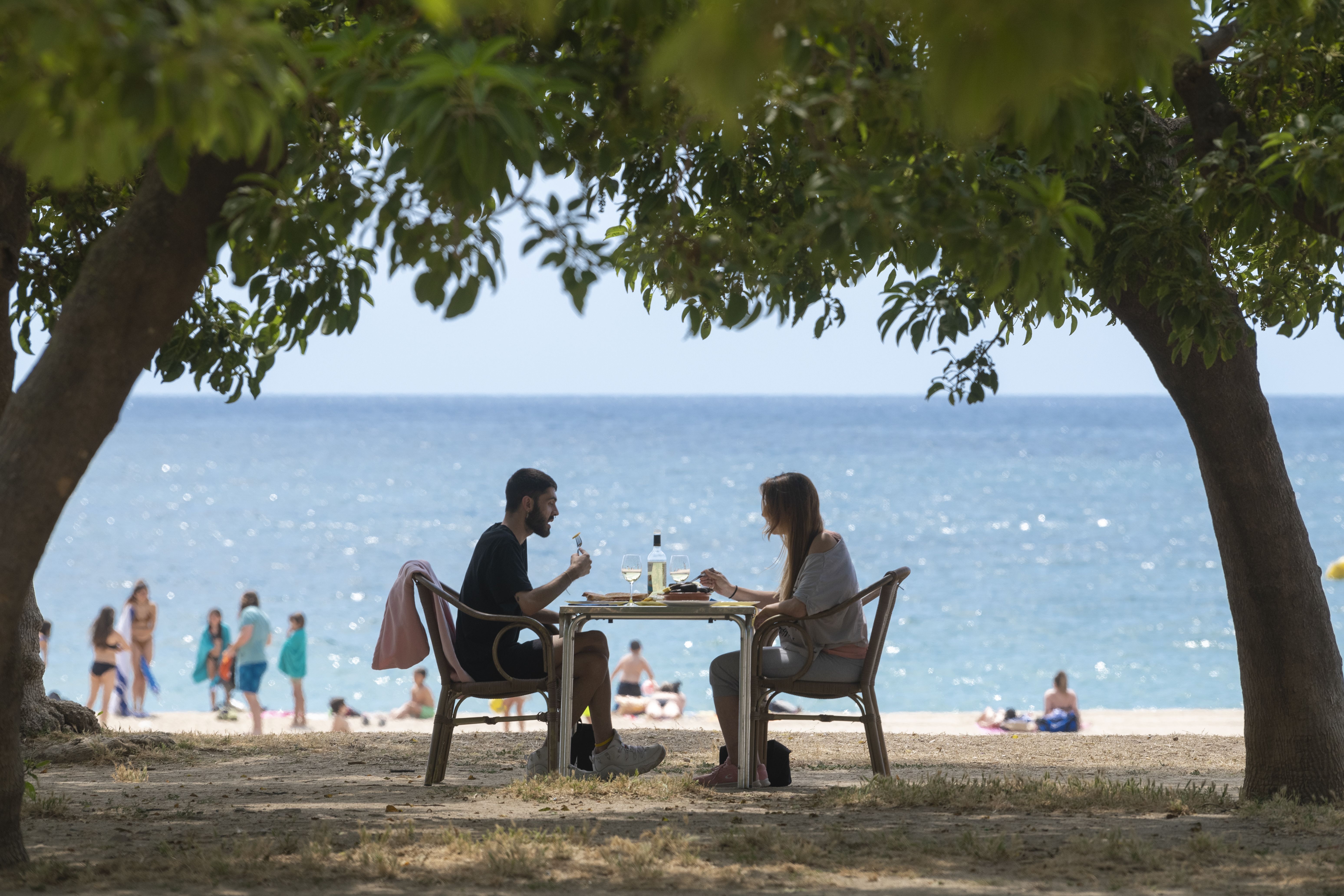 Dinar a la platja, quan ve més de gust. Foto: R. Gallofré