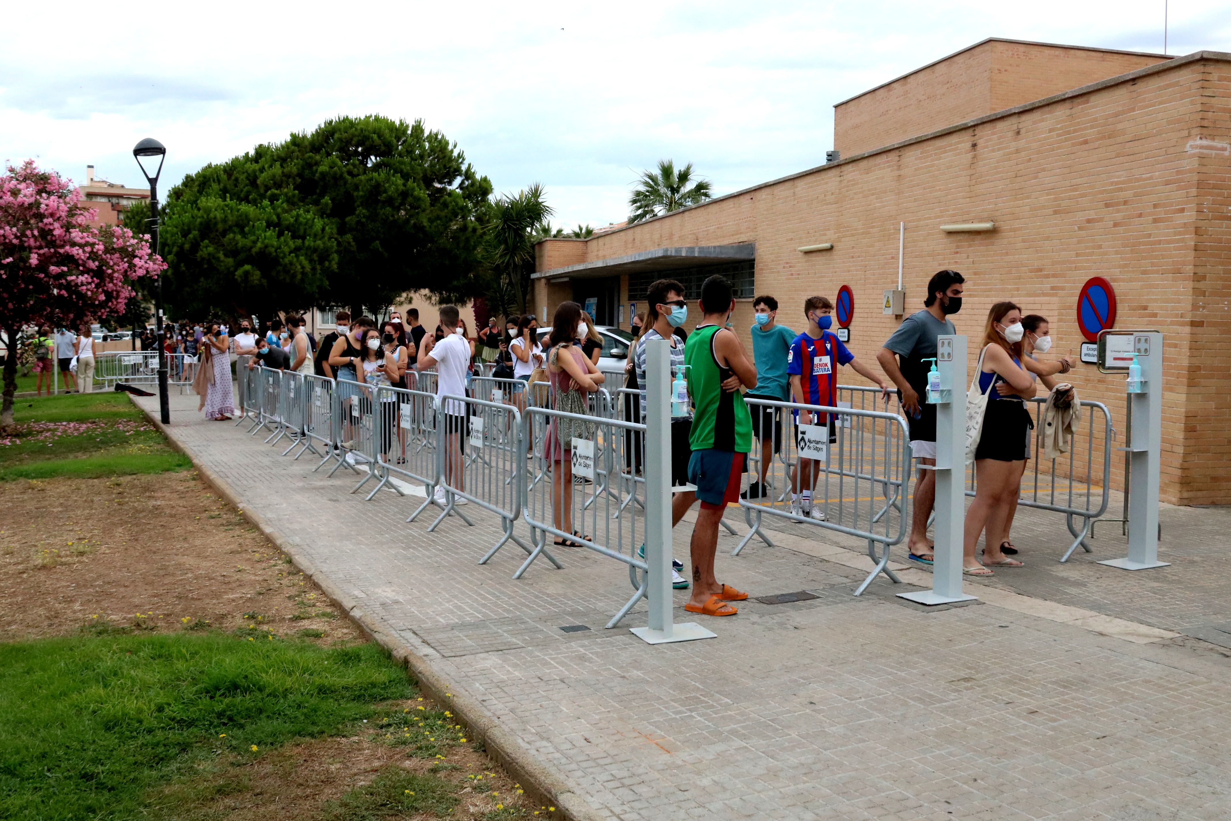 Joves fent cua en un cribratge massiu per detectar casos asimptomàtics de Covid. Foto: ACN