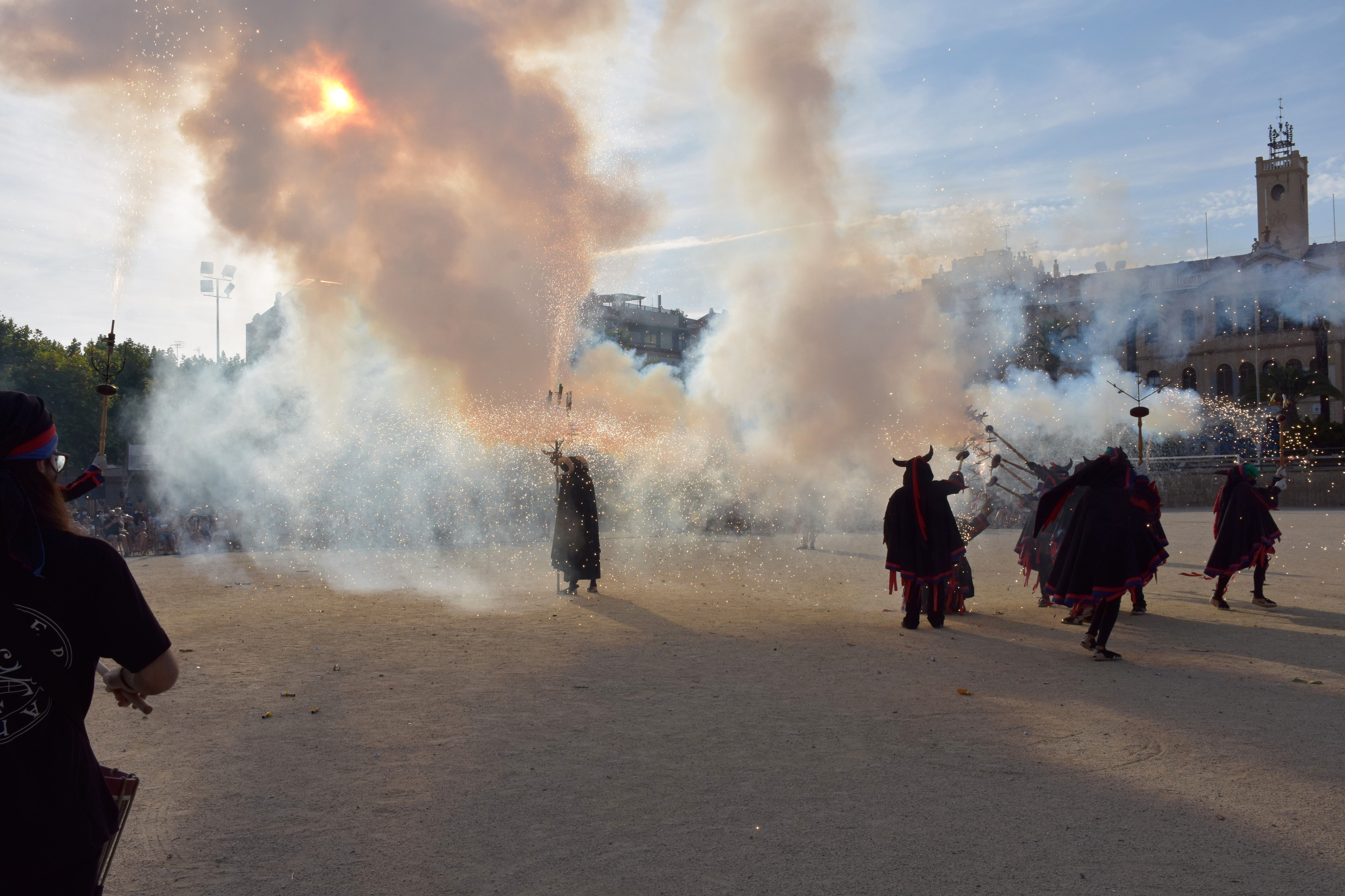 De pirotècnia, espurnes, espetecs i fum no en va faltar pas. Foto: J. Vives