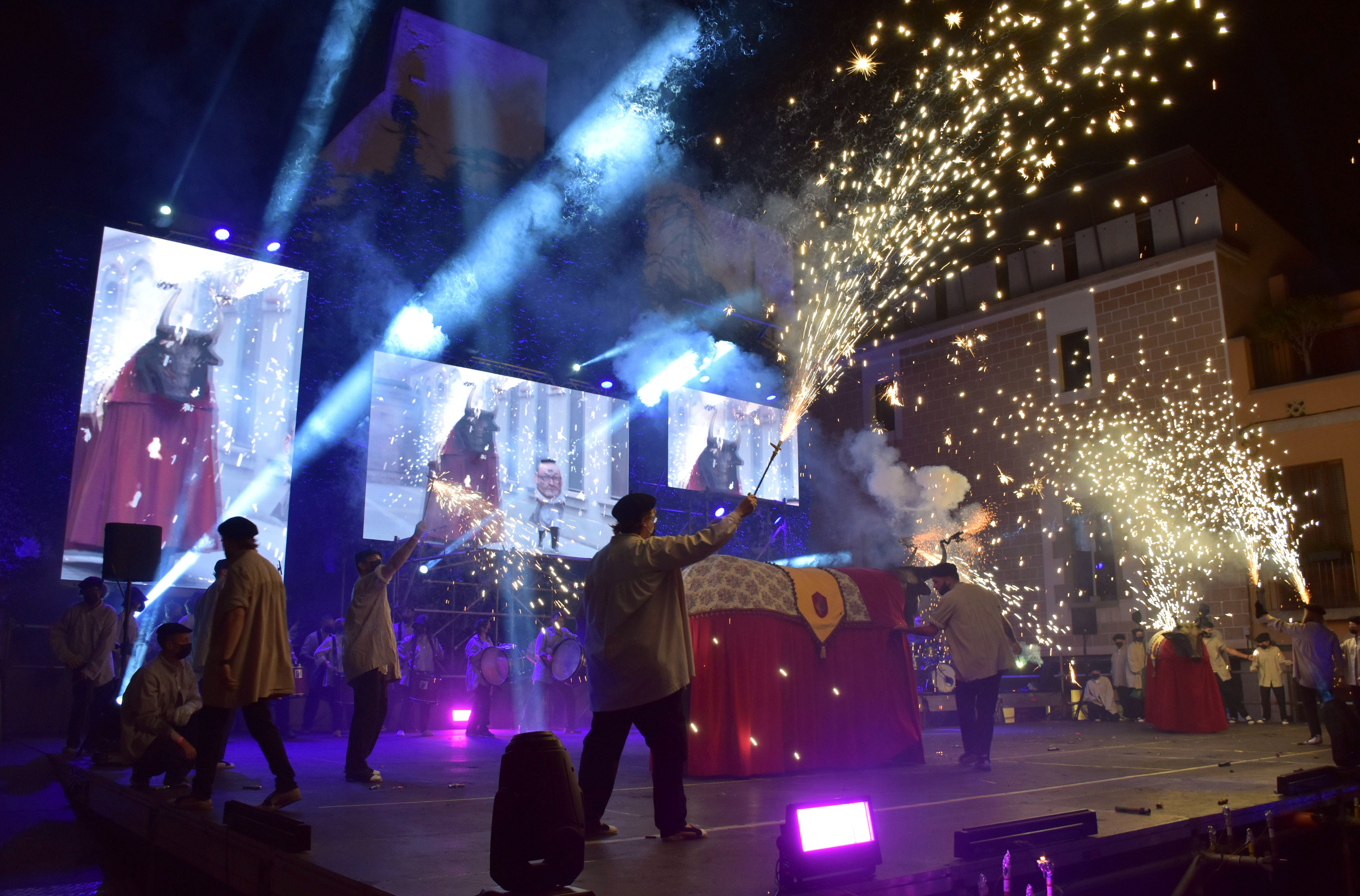 Les momerotes i els Momeroters com fent de diables amb el foc. Foto: J. Vives