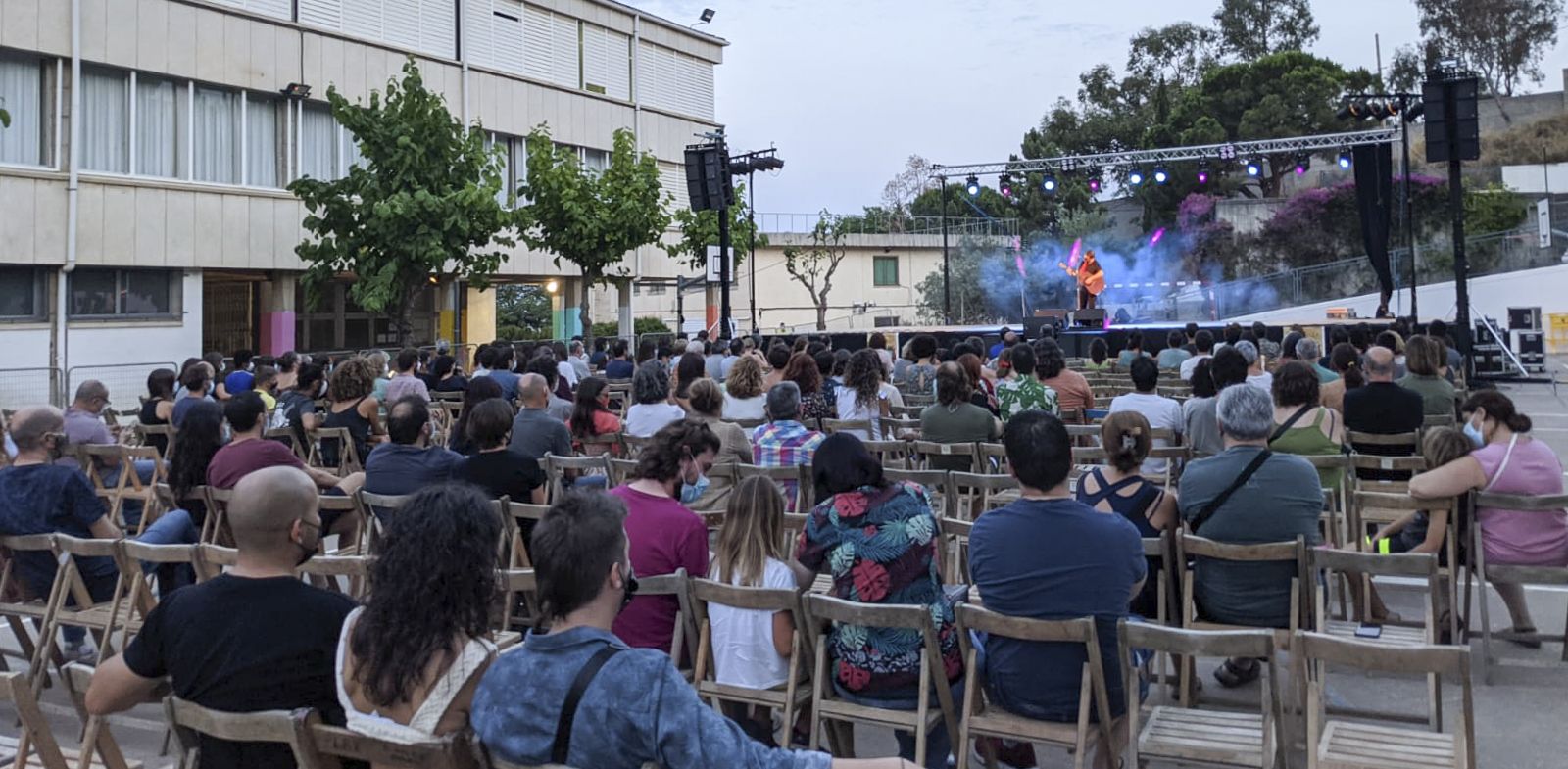 Mazoni, ell solet amb la guitarra al pati de l'escola Rocafonda. Foto: Berta M