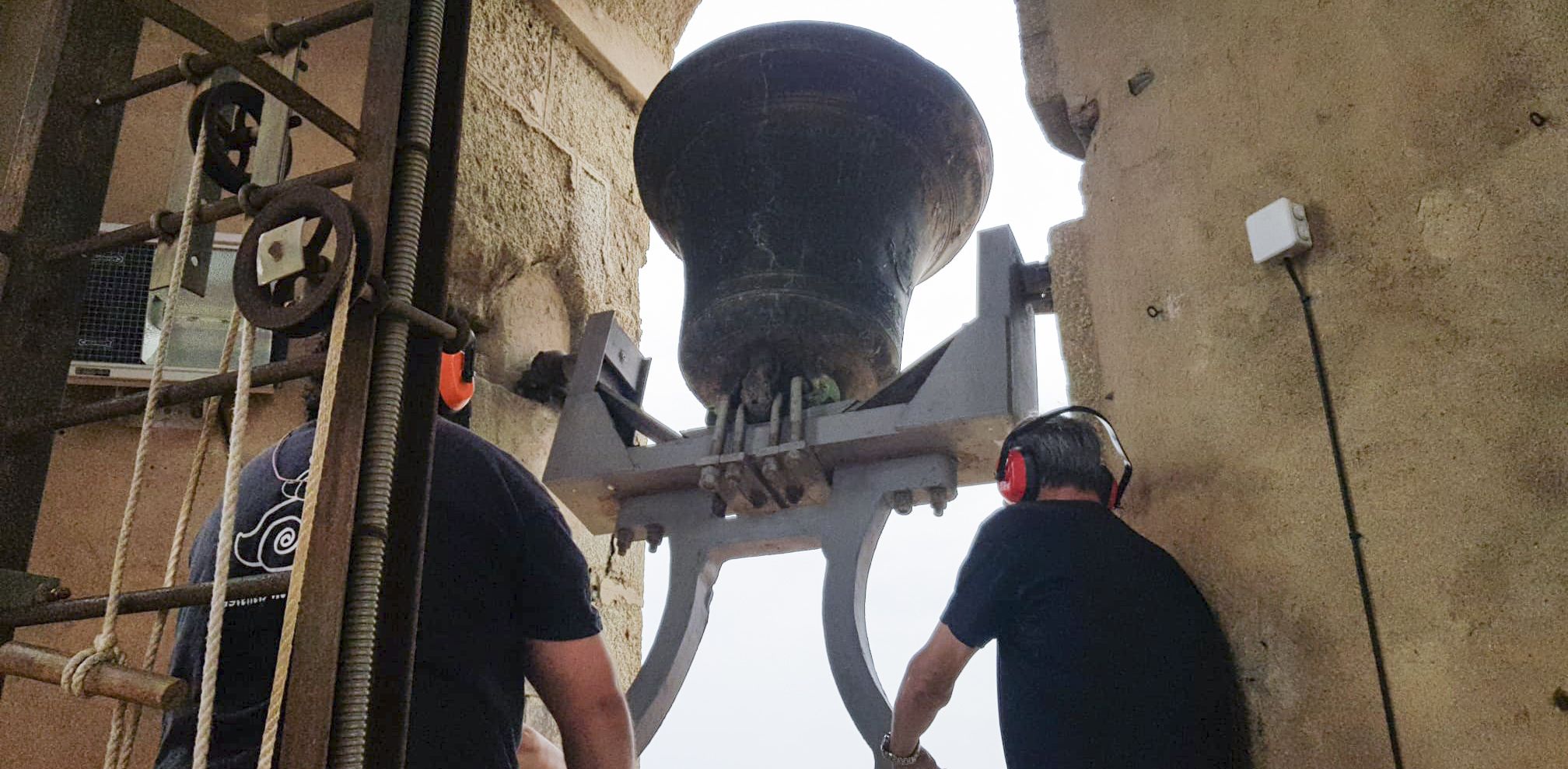 Repicant la Miquela, la campana més grossa. Foto: Campaners