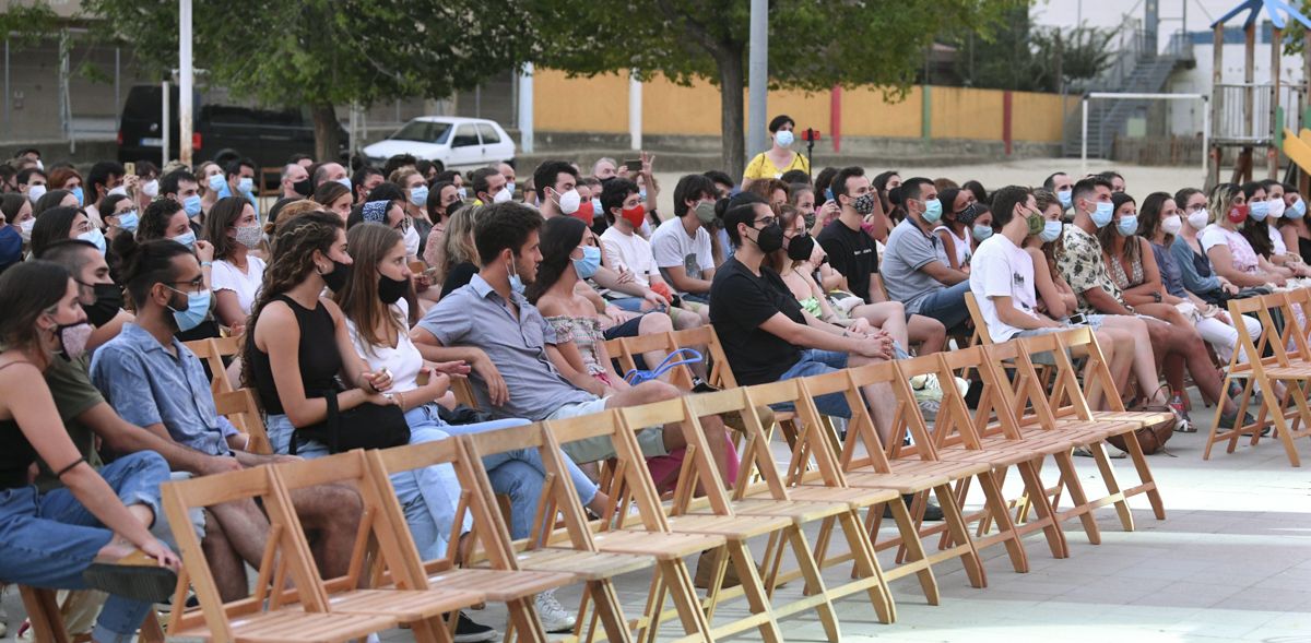 Imatge curiosa a Ginestà, tot ple menys la primera fila. Foto: R.Gallofré