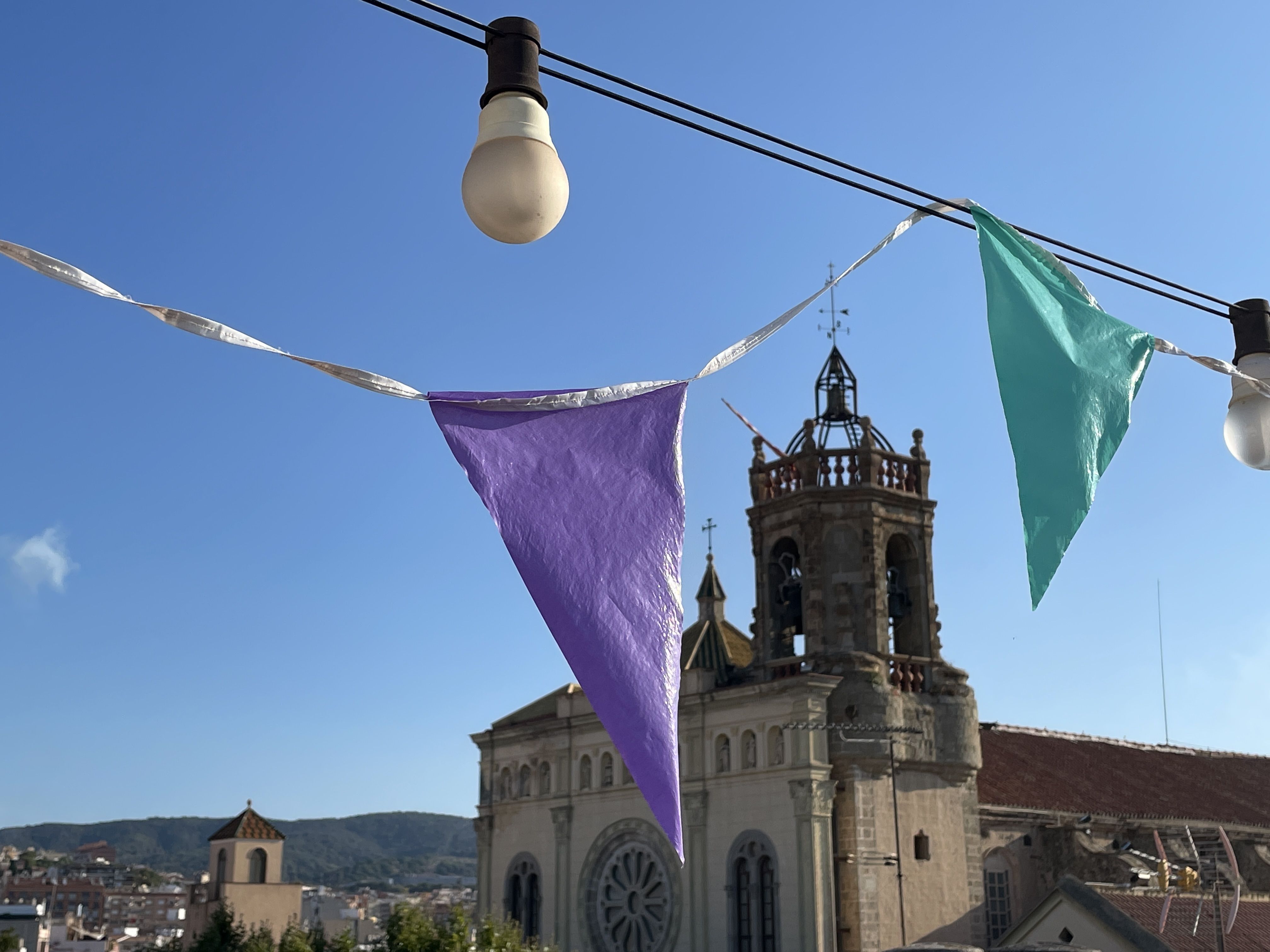 Guirnaldes, petards, campanes de Santa Maria. Festa! Foto: R. Gallofré