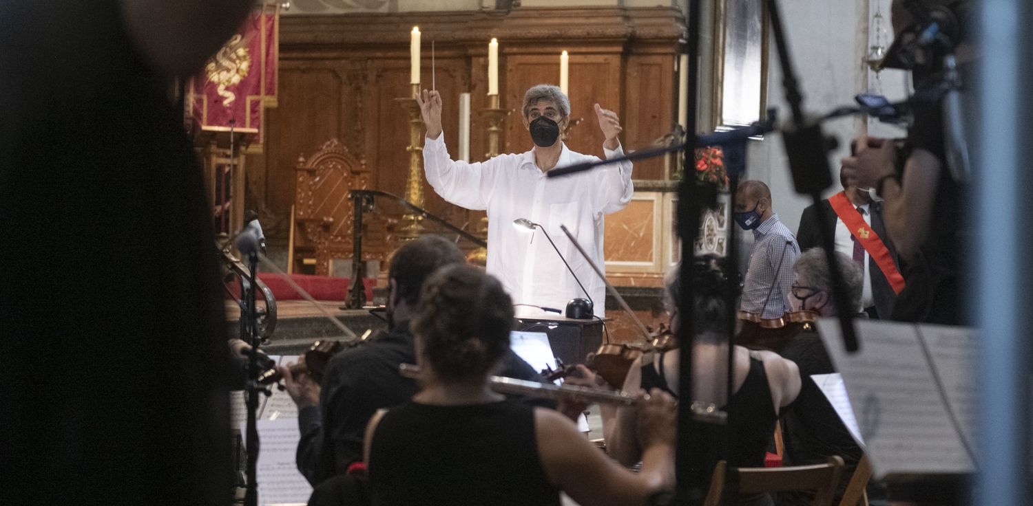 Francesc Cortès dirigint la Missa de les Santes. Foto: R.Gallofré