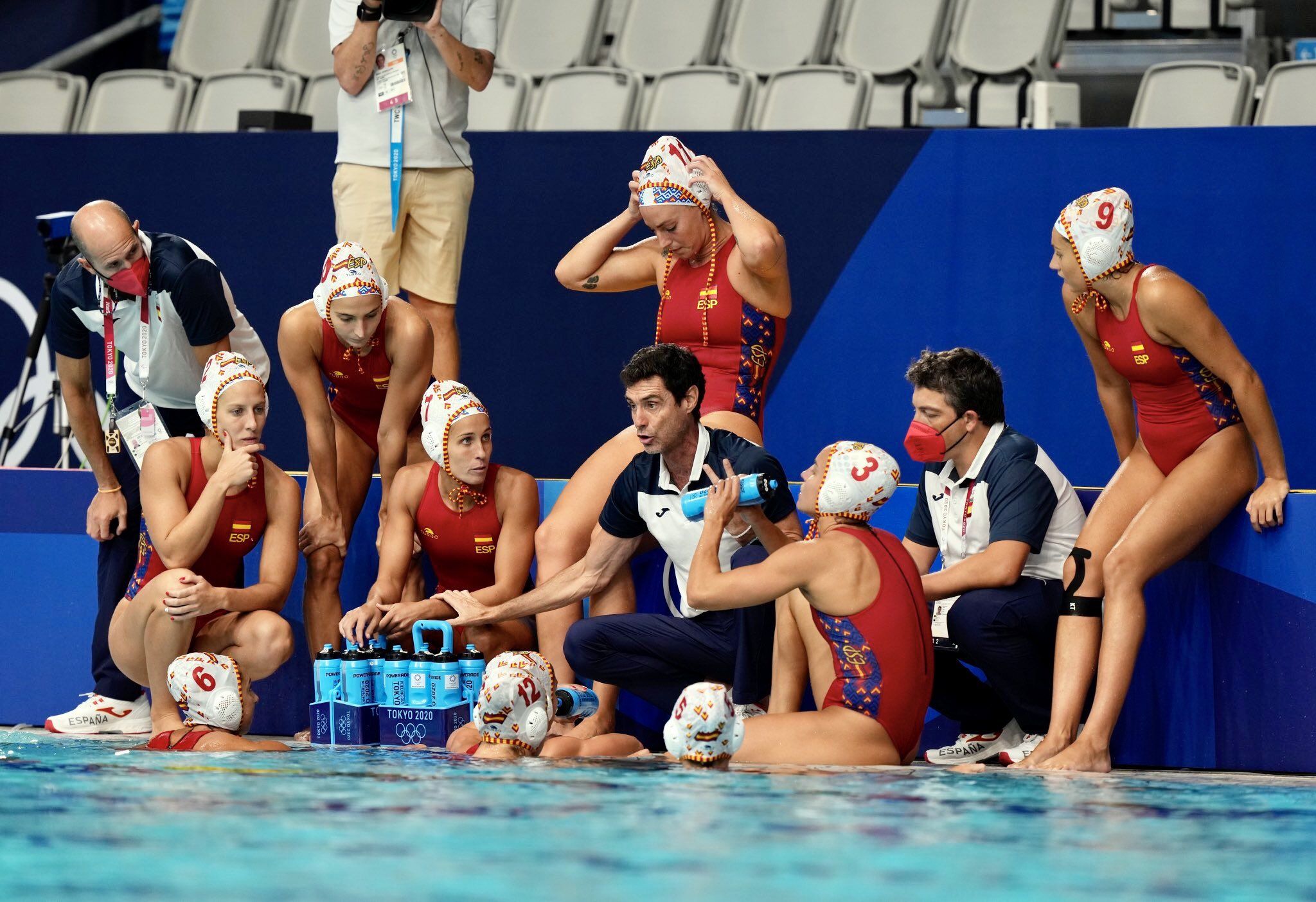 La selecció espanyola de waterpolo femení, que compta amb Bach i Tarragó. Foto: publicada pel CE Mediterrani