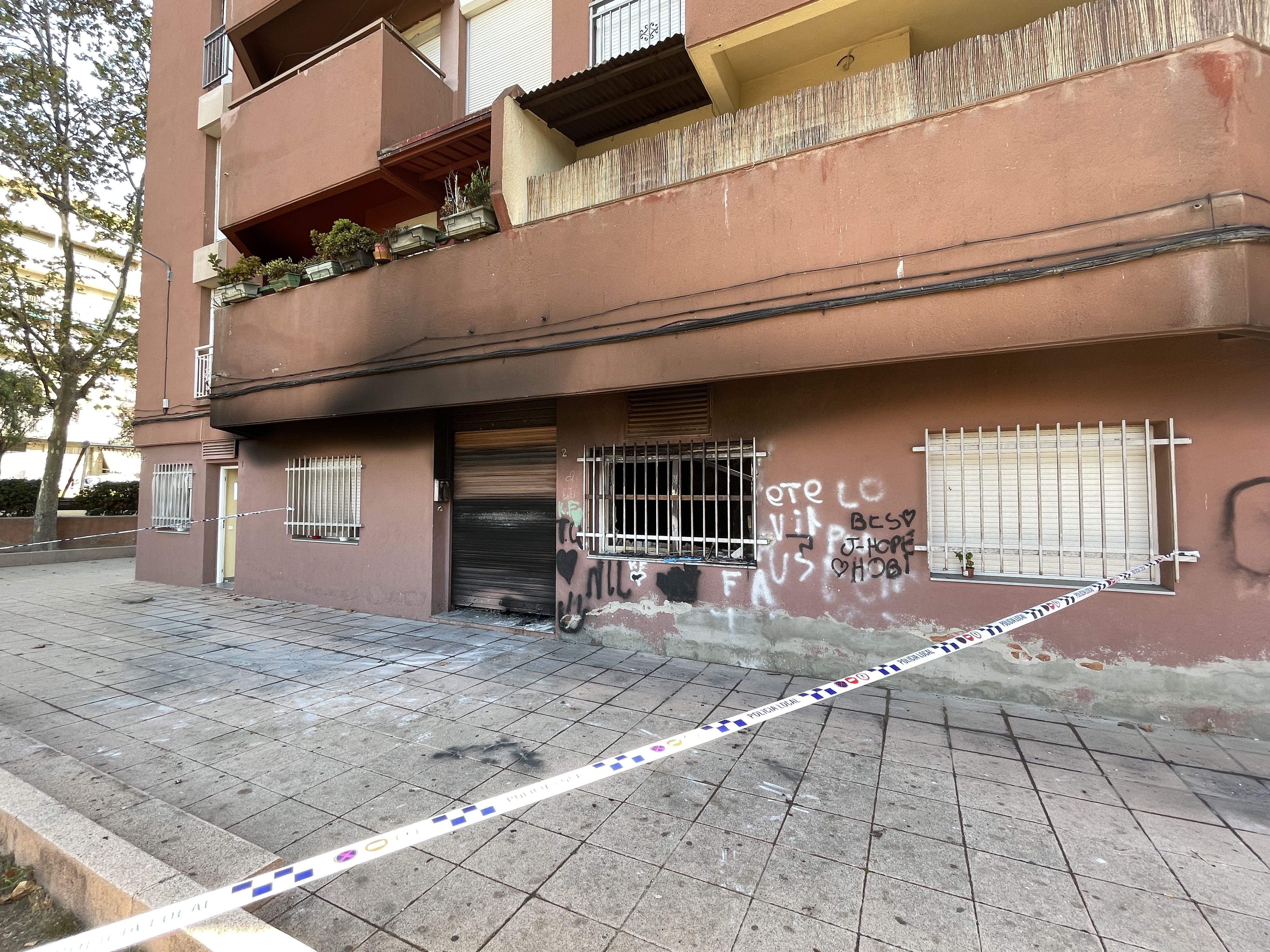 El estado en el que ha quedado el local ocupado que sufrió el incendio. Fotos. R. Gallofré