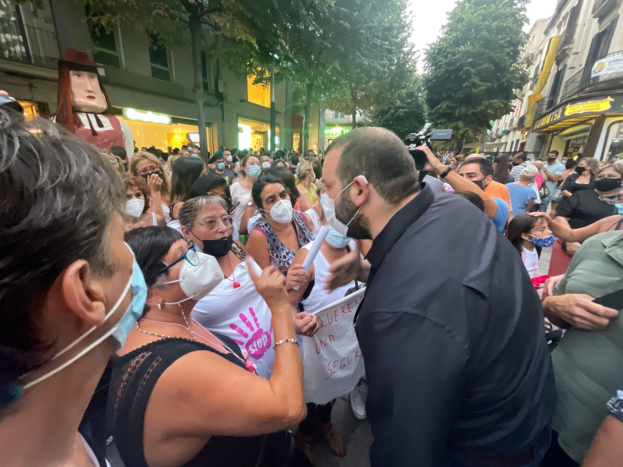 Els manifestants parlant amb l'alcalde