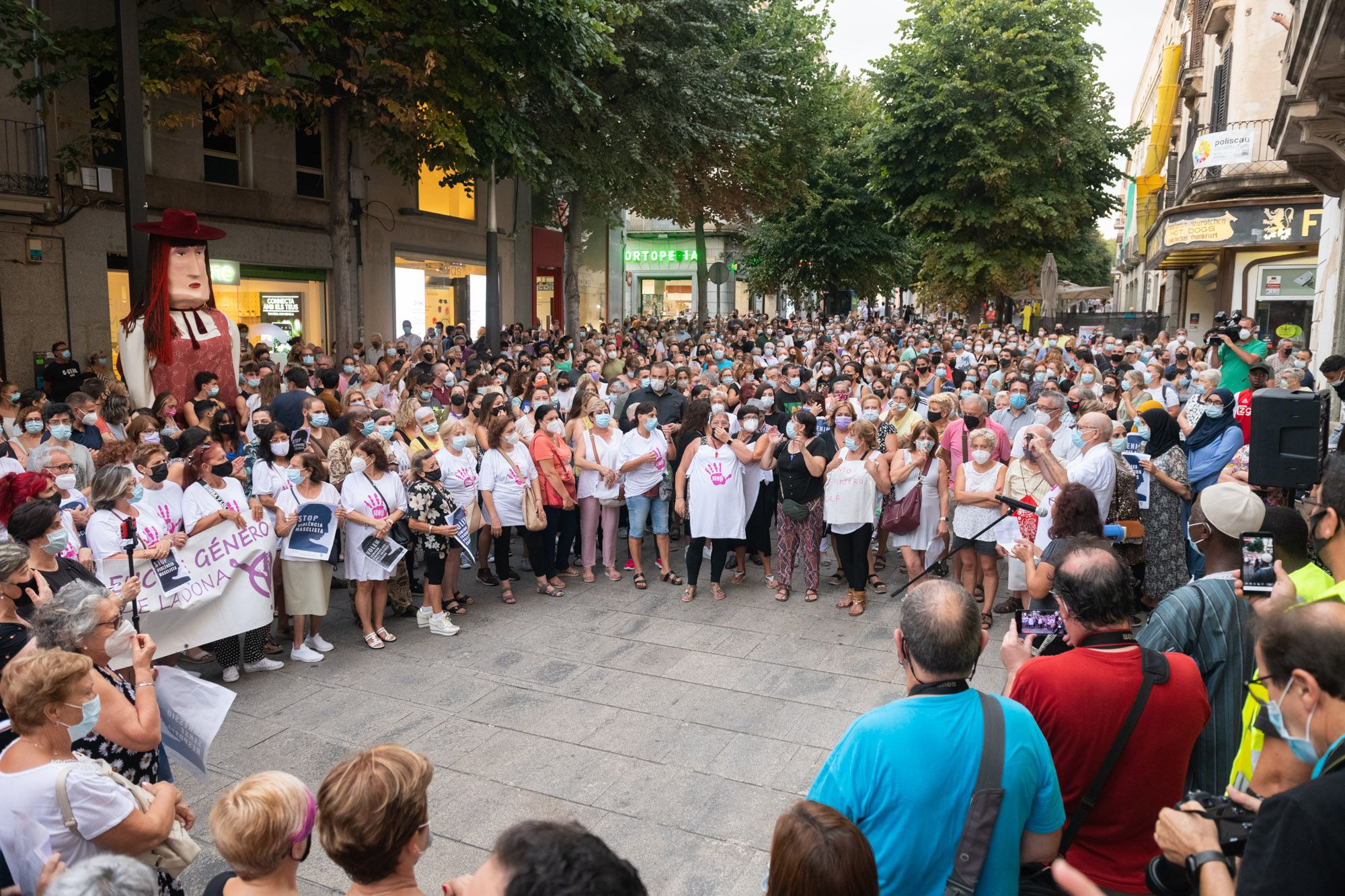 Manifestació en contra de la violació al barri de Cerdanyola. Vídeo i fotos: R.Gallofré