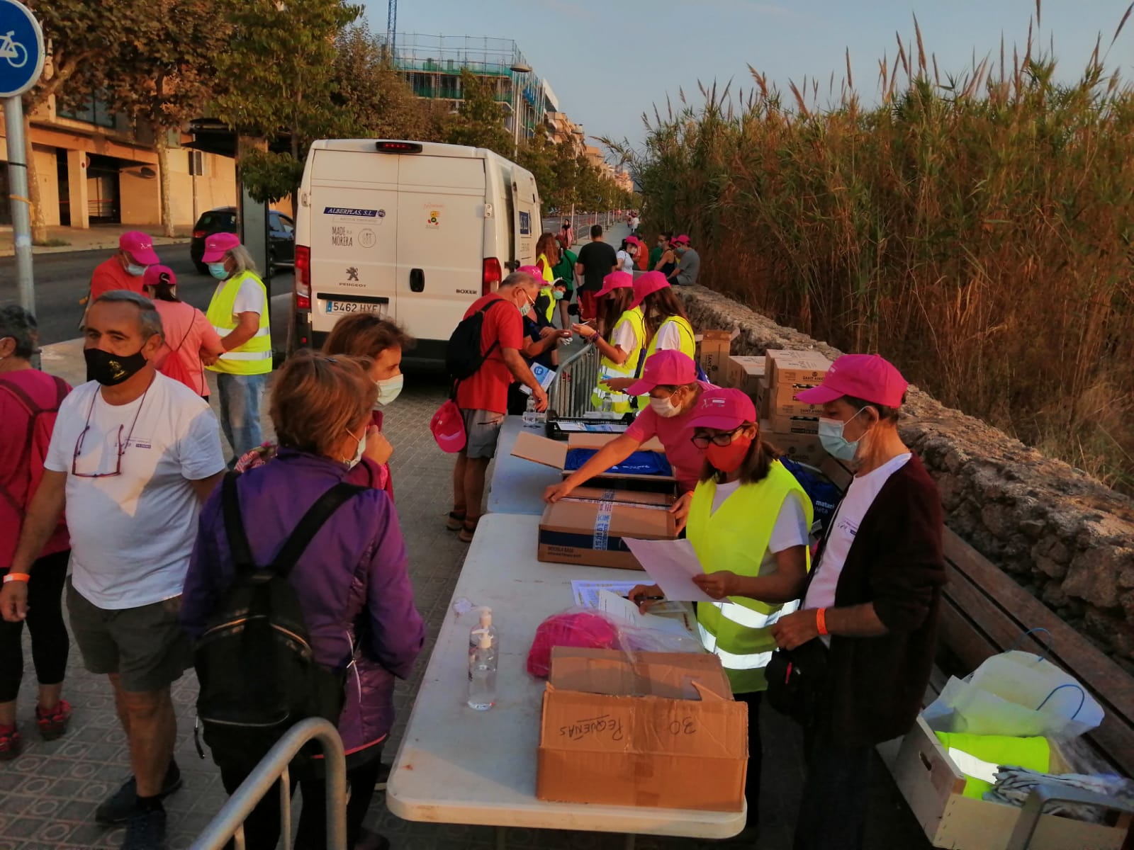 Voluntaris i participants a la Caminada per l'Alzheimer. Foto: Mataró Camina