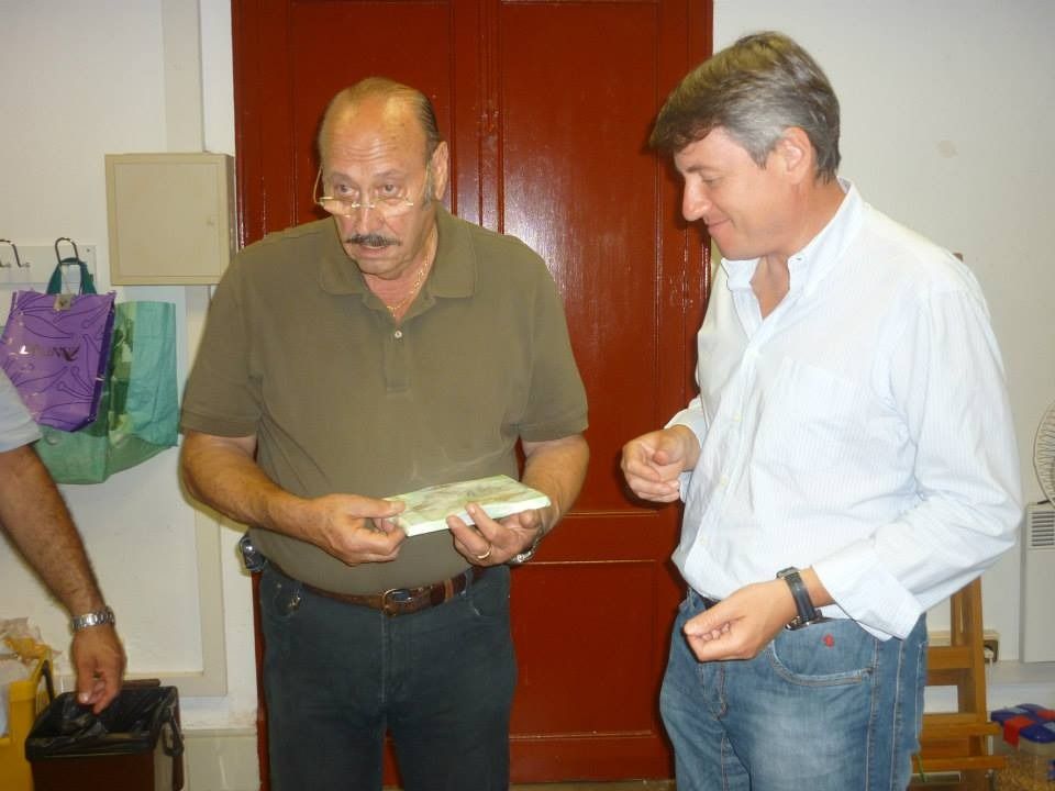 Enric González Barquero con el antiguo alcalde, Joan Mora.