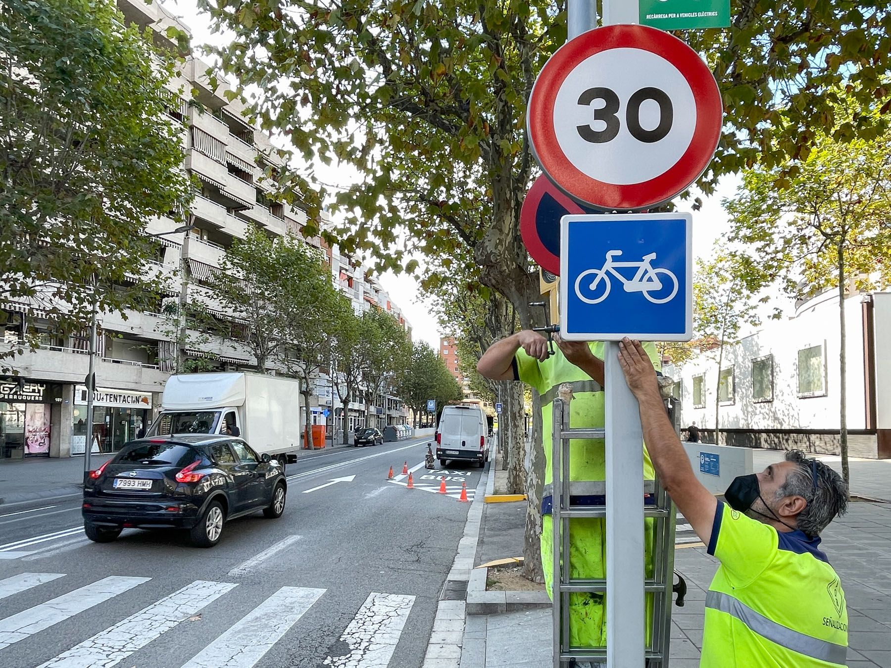 Implementació del carril bici de l'anella ciclista al Camí de la Geganta. Foto: R. G.