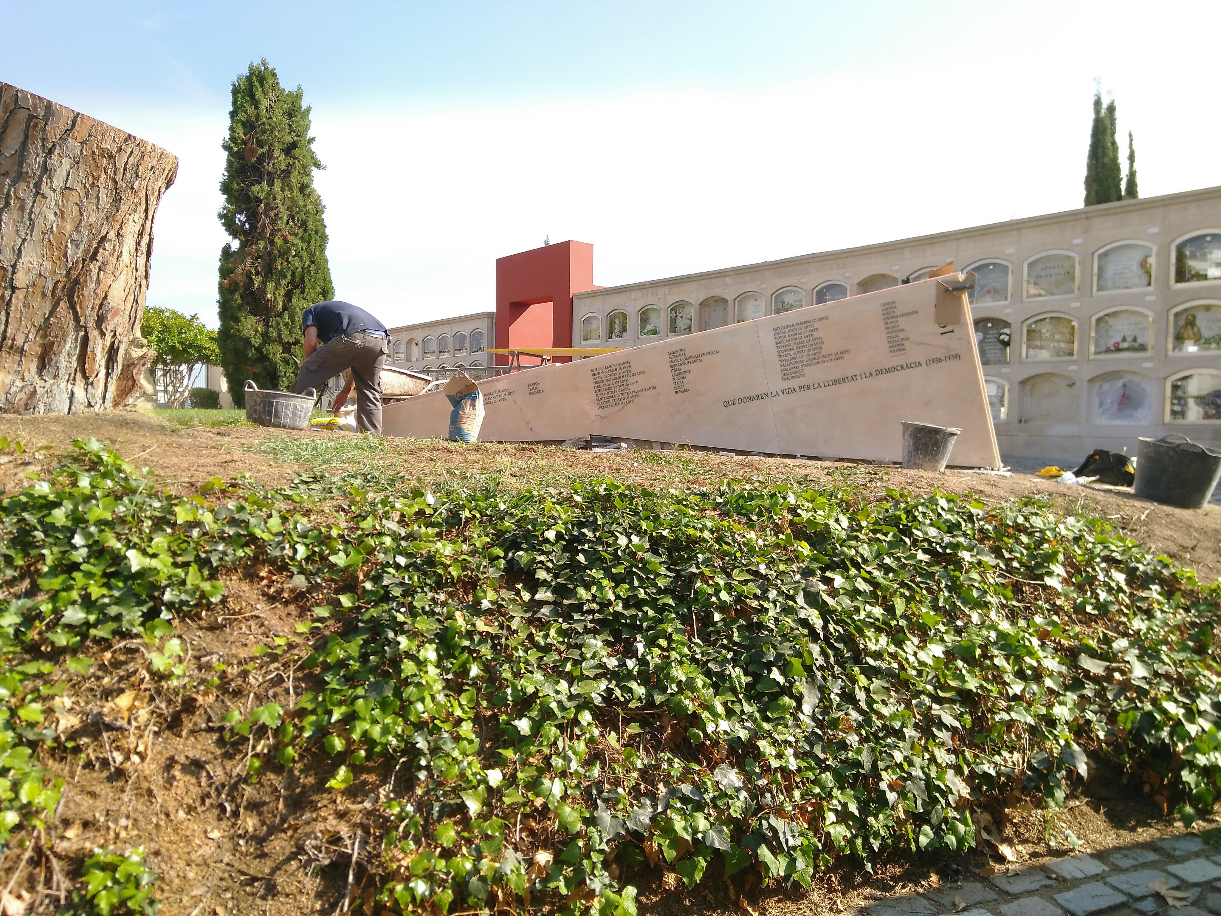 Actualitzen el monument a les Brigades Internacionals amb els nous noms documentats. Foto: GRMHM