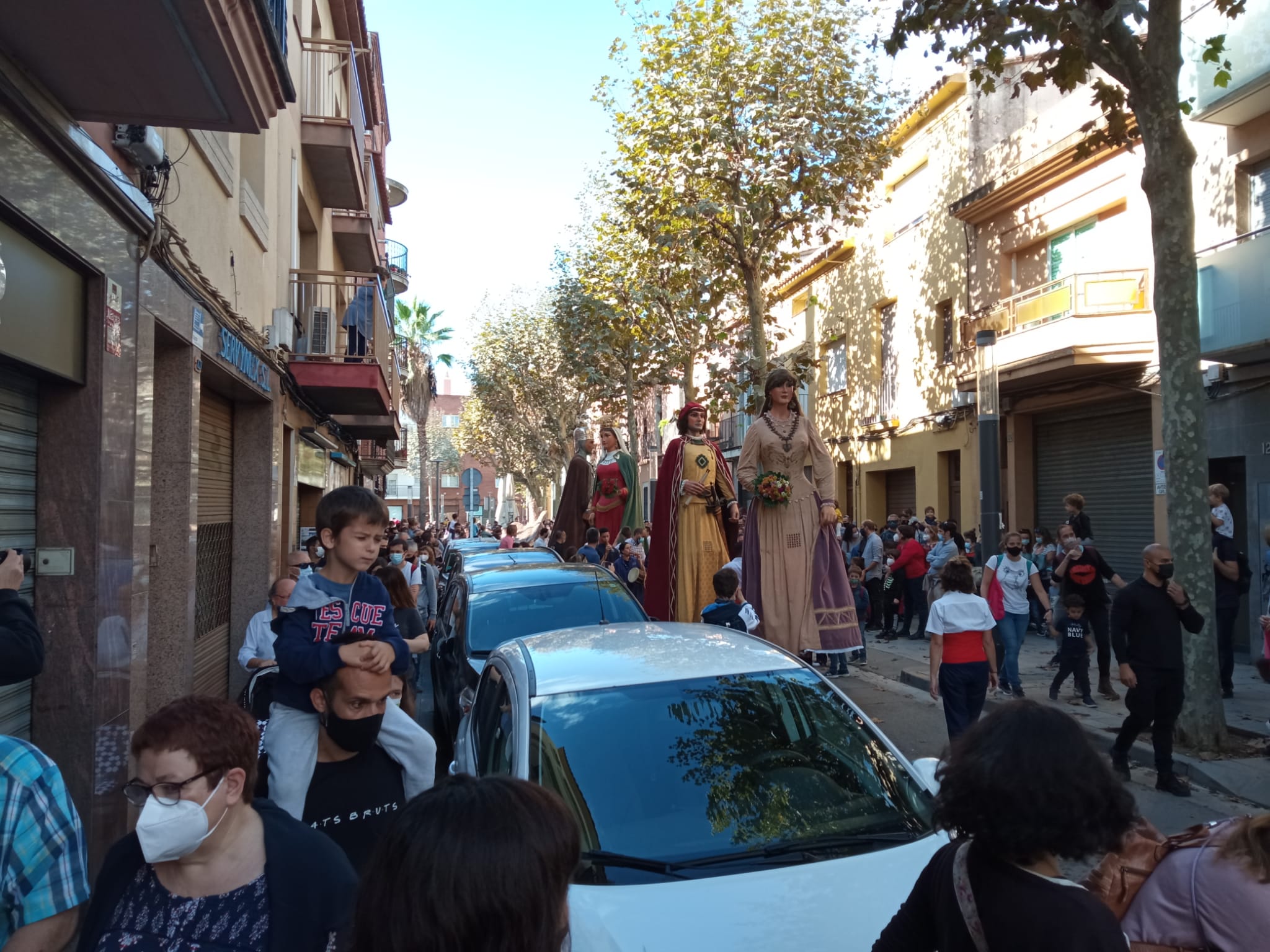 Gegants, famílies i cotxes aparcats. Foto: Martí C