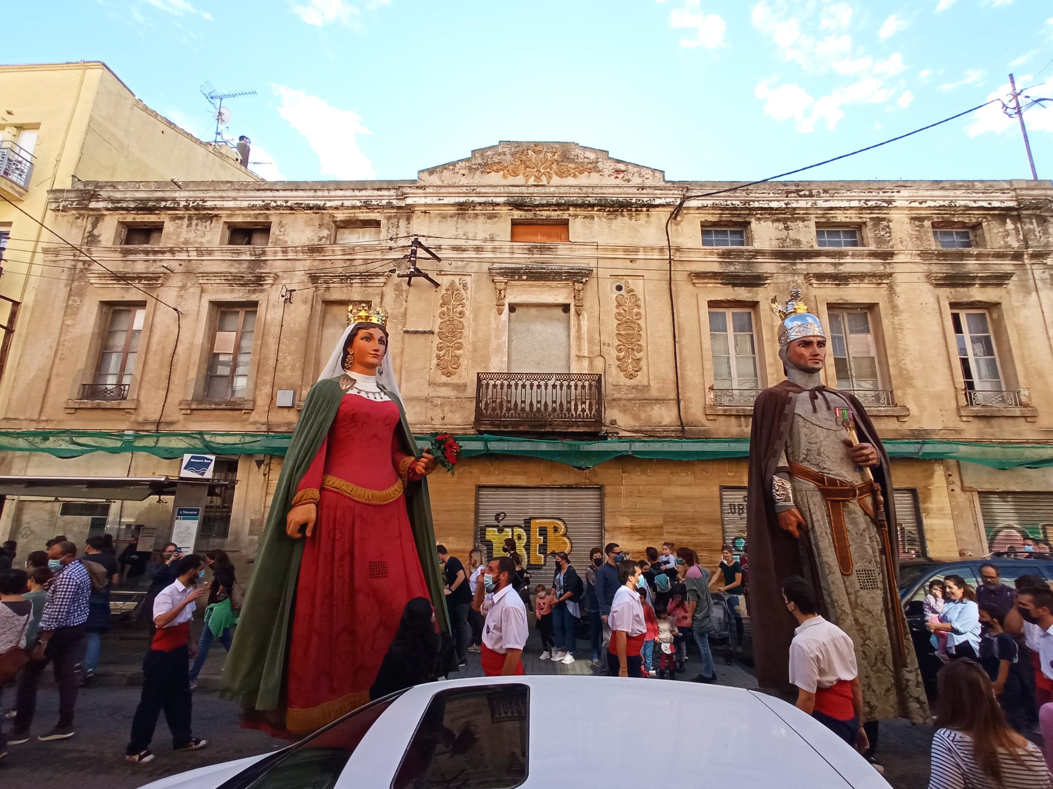 La Geganta i en Robafaves semblen donar l'esquena a l'edifici, catalogat. Foto: Martí C